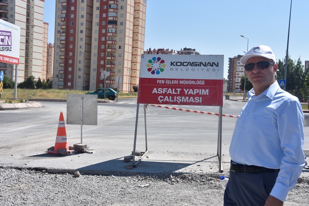 Kocasinan Belediye Başkanı Ahmet Çolakbayrakdar, Beyazşehir Mahallesi Koçkaya Caddesi’nde yapılan alternatif yolun tamamlanarak vatandaşın hizmetine sunulduğunu söyledi.  Kocasinan Belediyesi Fen İşleri Müdürlüğü’ne bağlı ekiplerin ilçe genelinde yol çalışmalarını yoğun tempoda sürdürdüğünü belirten Başkan Çolakbayrakdar, “Sonbahar olmasına rağmen çalışmalarımızı aralıksız sürdürerek Kocasinan bölgesinin çehresini değiştirmeye devam ediyoruz. Bu kapsamda bölgemizdeki ulaşımı rahatlatacak Osman Özcan caddesi ile Gesi caddesi arasında kalan Koçkaya caddesinde alternatif bir yol açtık. Yol açım işlemi, hafriyat alımları, alt yapısı, genişletme ve ışıklandırma çalışmalarının tamamlanmasının hemen ardından asfaltlama çalışmalarını da yaptık. Çevre düzenlemesi sonrası alternatif yol ile vatandaşların araçlarıyla bölgeye rahat ve güvenilir ulaşmalarını sağlıyoruz. Hemşehrilerime en iyisini sunmak ve sorunlarına çözüm için elimizden geleni yapacağız.” ifadelerini kullandı. Başkan Çolakbayrakdar daha ferah ve daha nezih bir Kocasinan için çalışmaya devam edeceklerini sözlerine ekledi.’da alternatif yollar hizmete giriyor