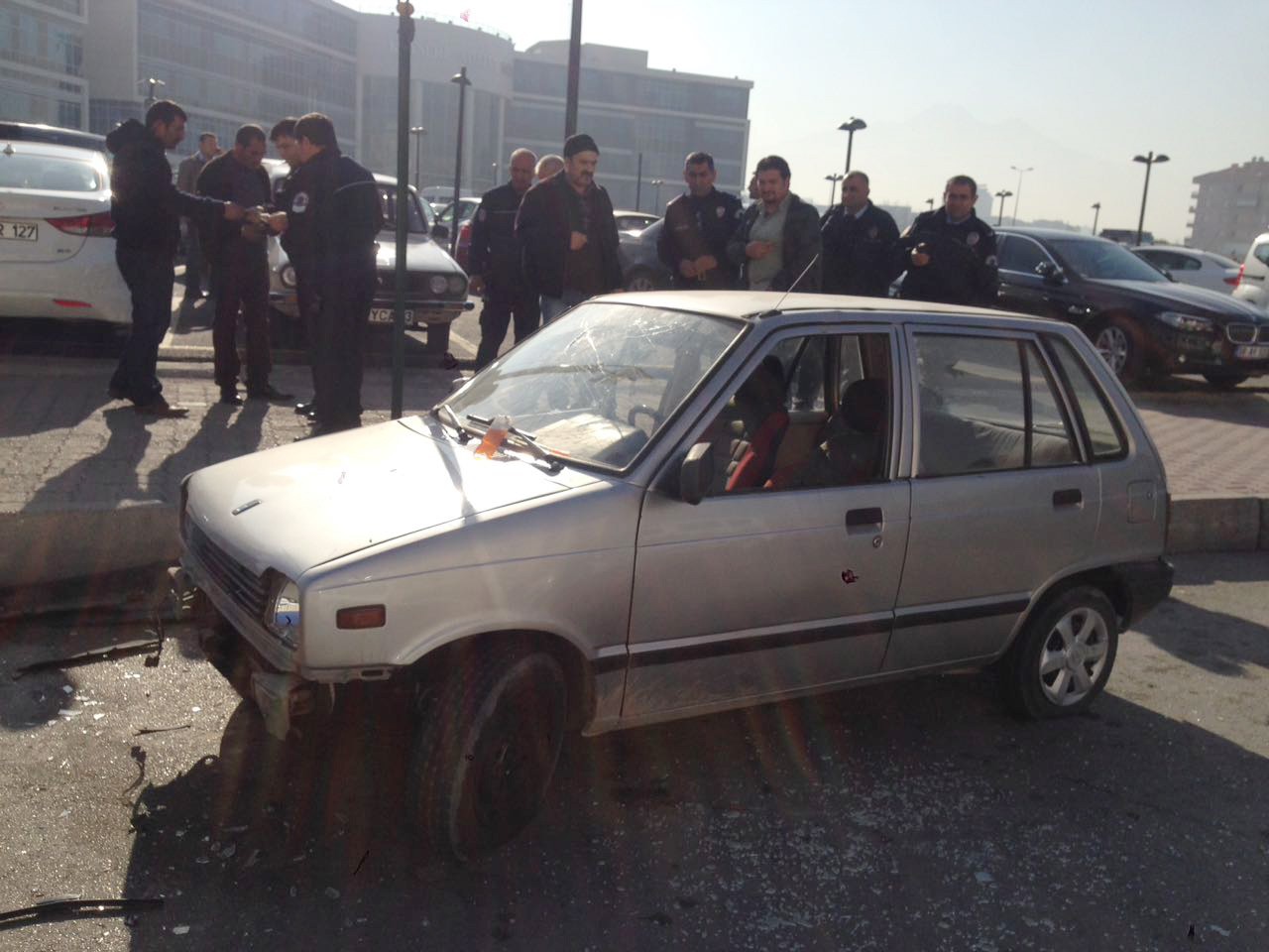 Duruşmadan çıktılar, otomobili hurdaya çevirdiler