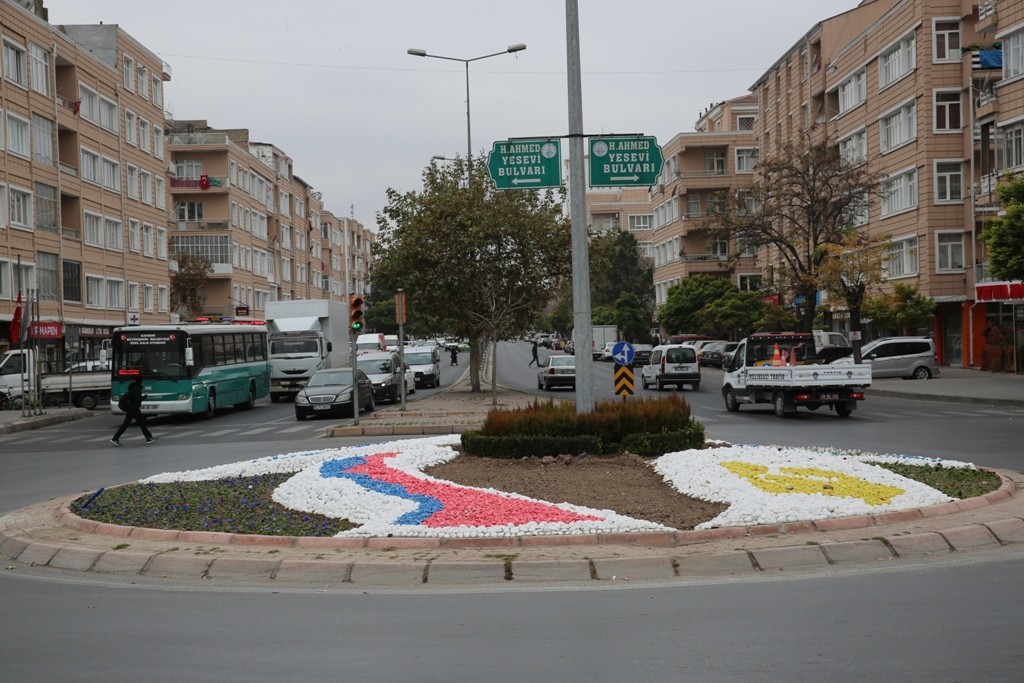 Melikgazi’de kavşaklar renklendi