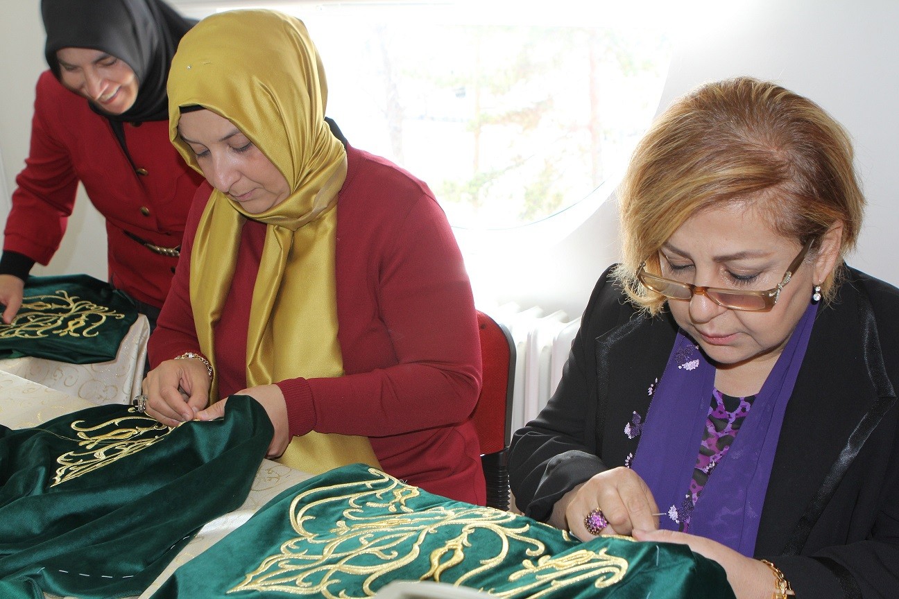 Seyyid Burhaneddin Hz.’nin Türbesi için sanduka örtüleri KAYMEK’te dikiliyor