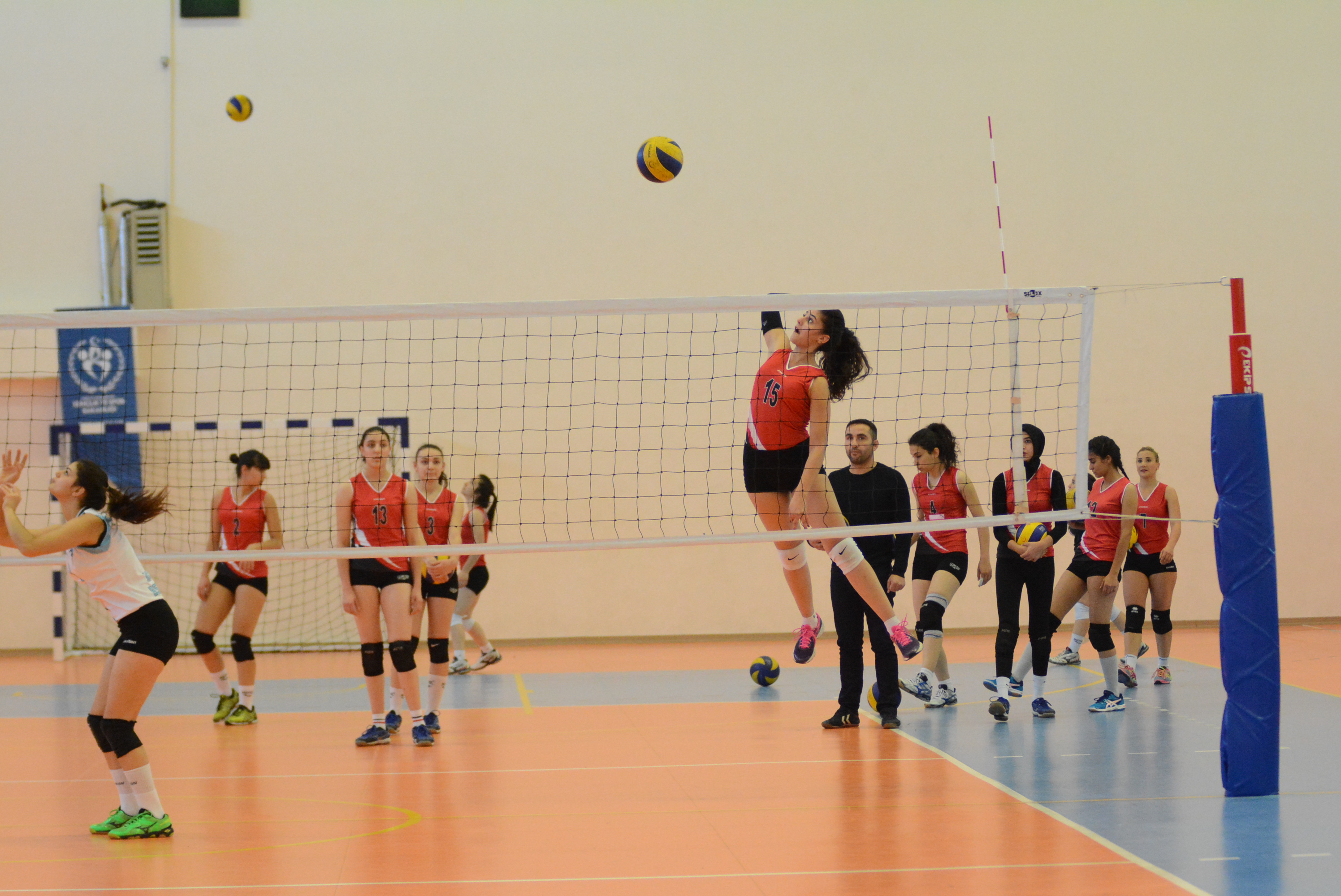 SALON’DA BİRİNCİ VOLEYBOL