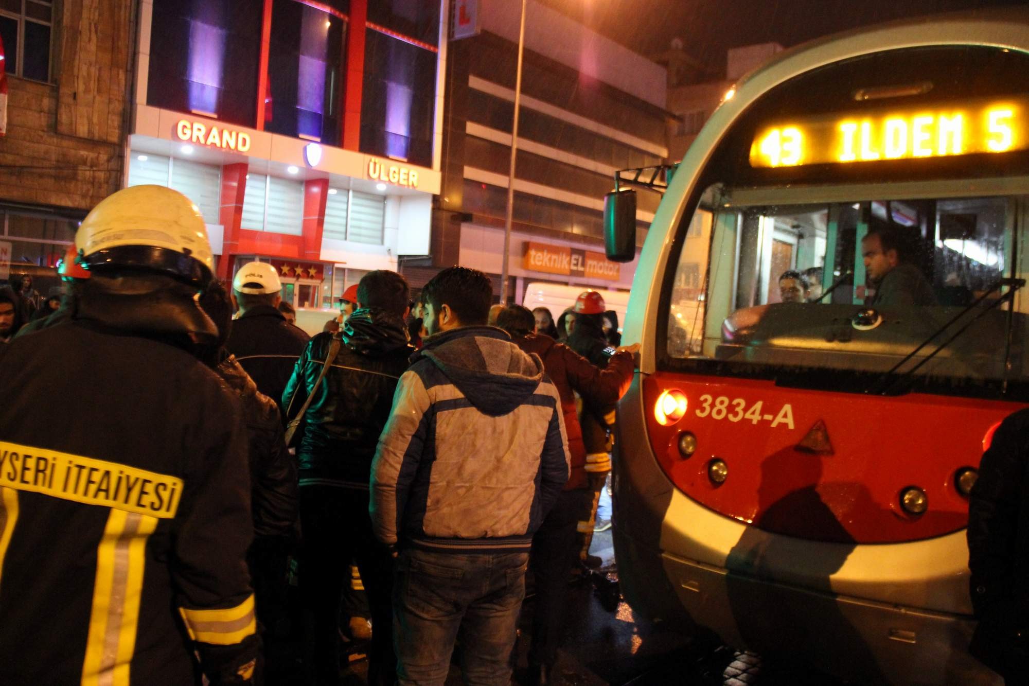 Tramvayın altında kalan çocuk yaralandı