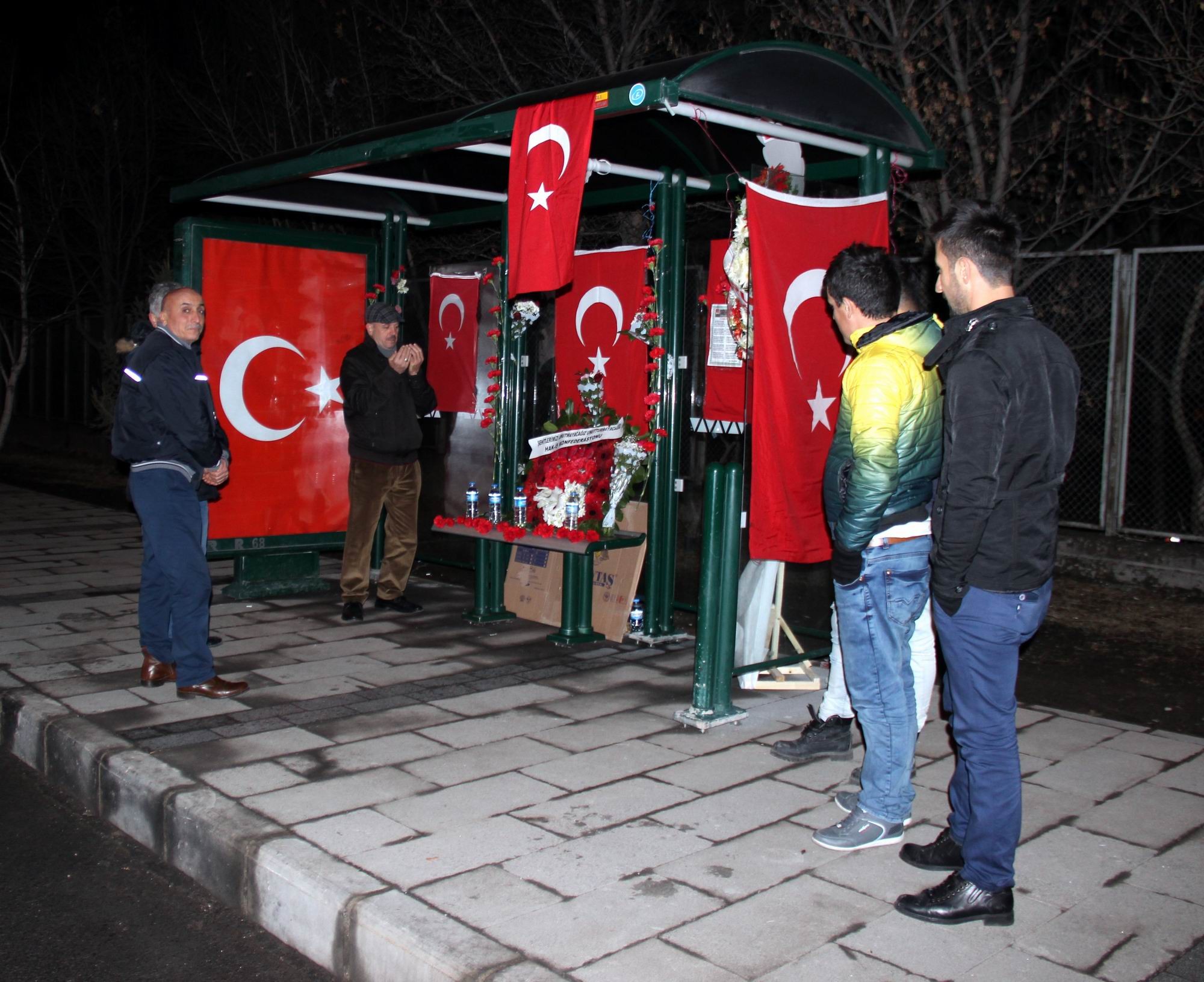 Yeni yıla şehitler durağında dua okuyarak girdiler