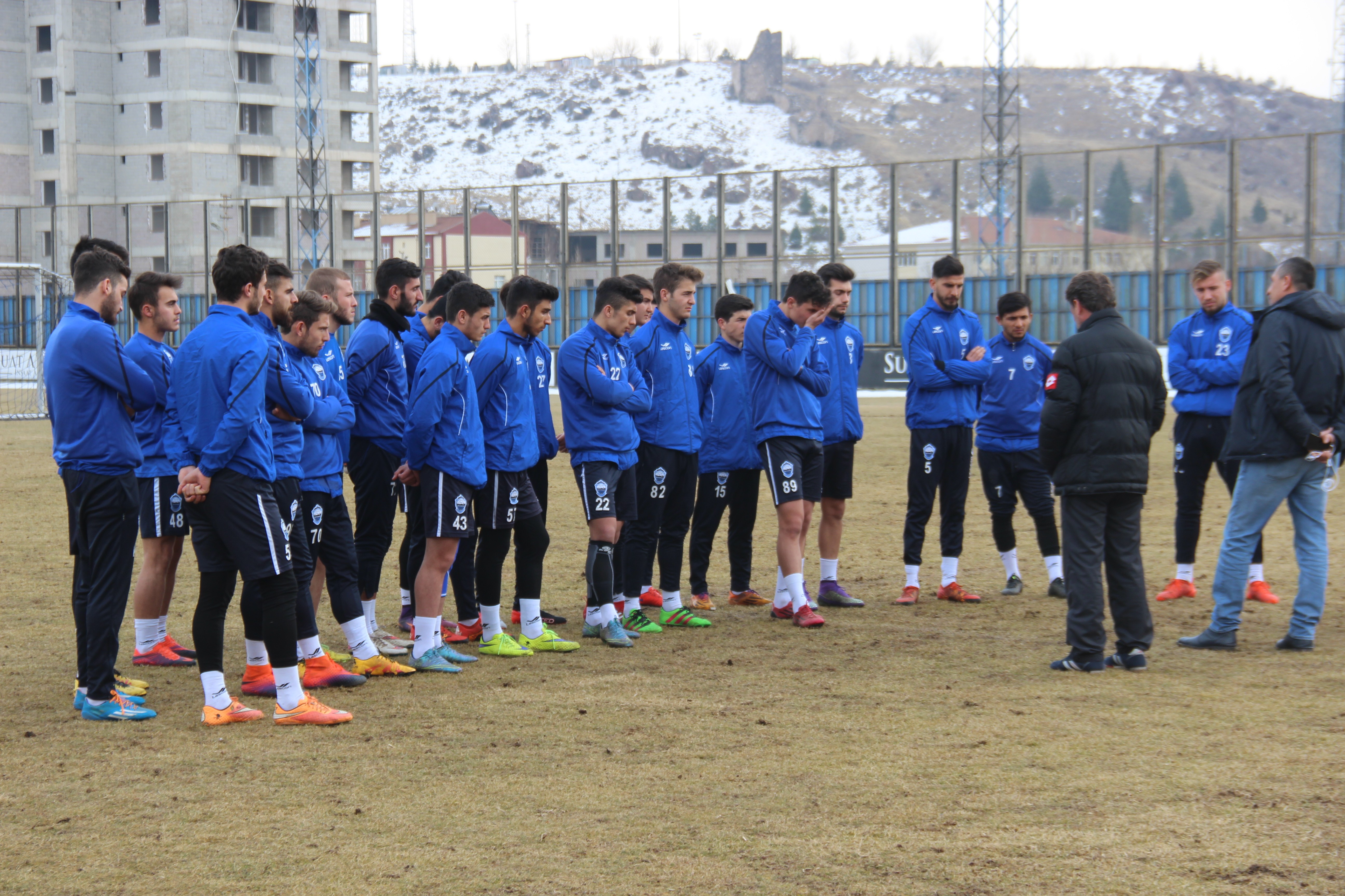 Arkadaşları tatilde, onlar futbol sahasında