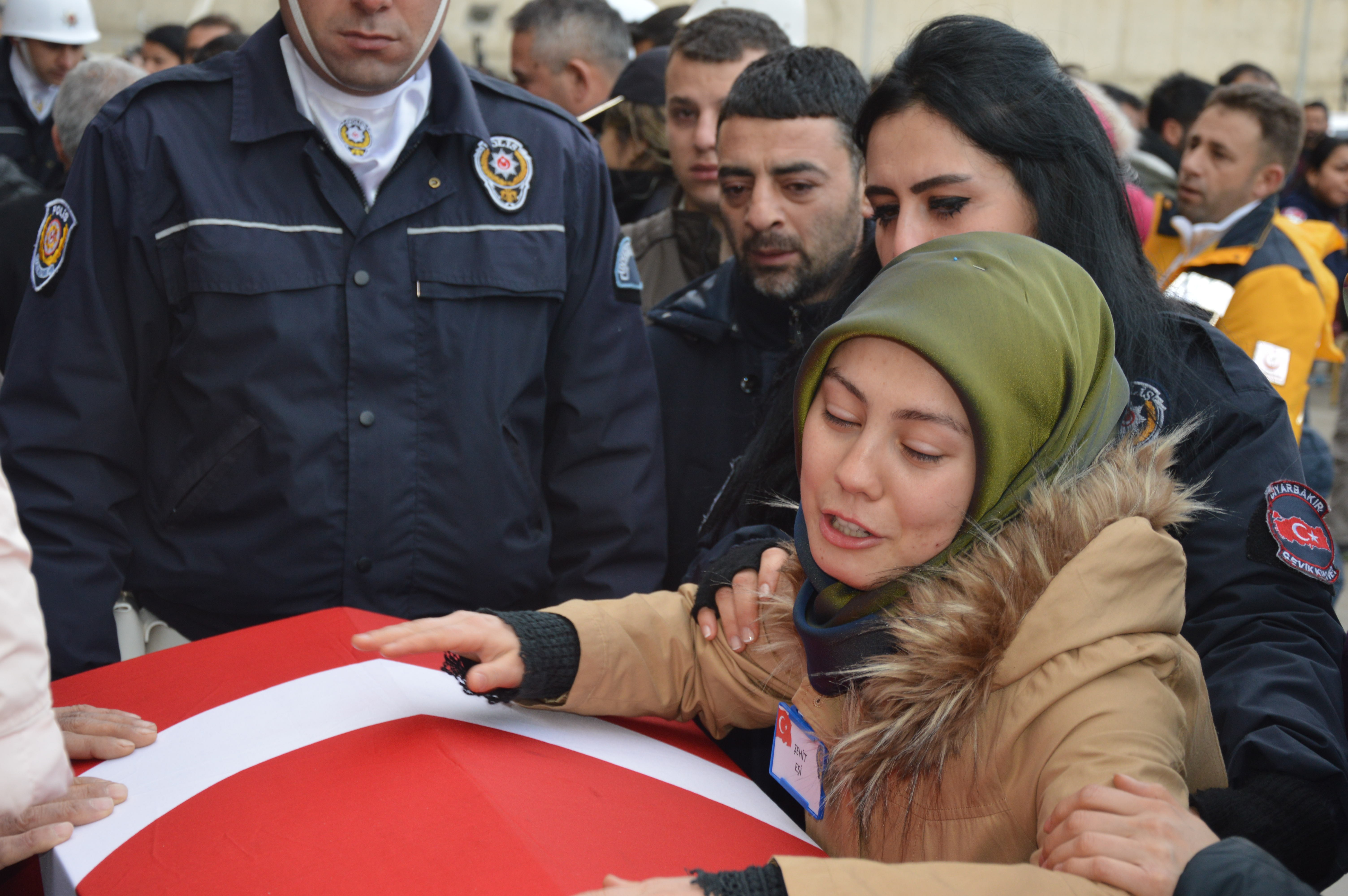 Sur şehitleri törenle memleketlerine uğurlandı