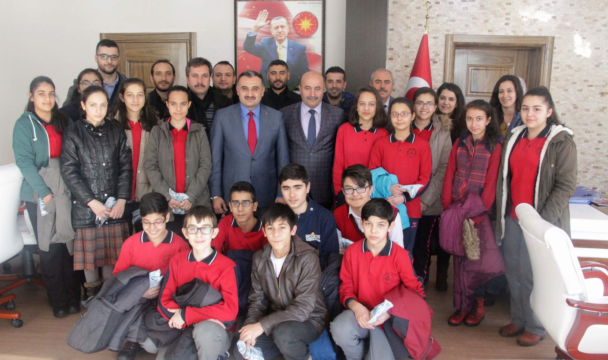 TEOG’da başarılı olan öğrencilerden Başkan Cabbar’a ziyaret