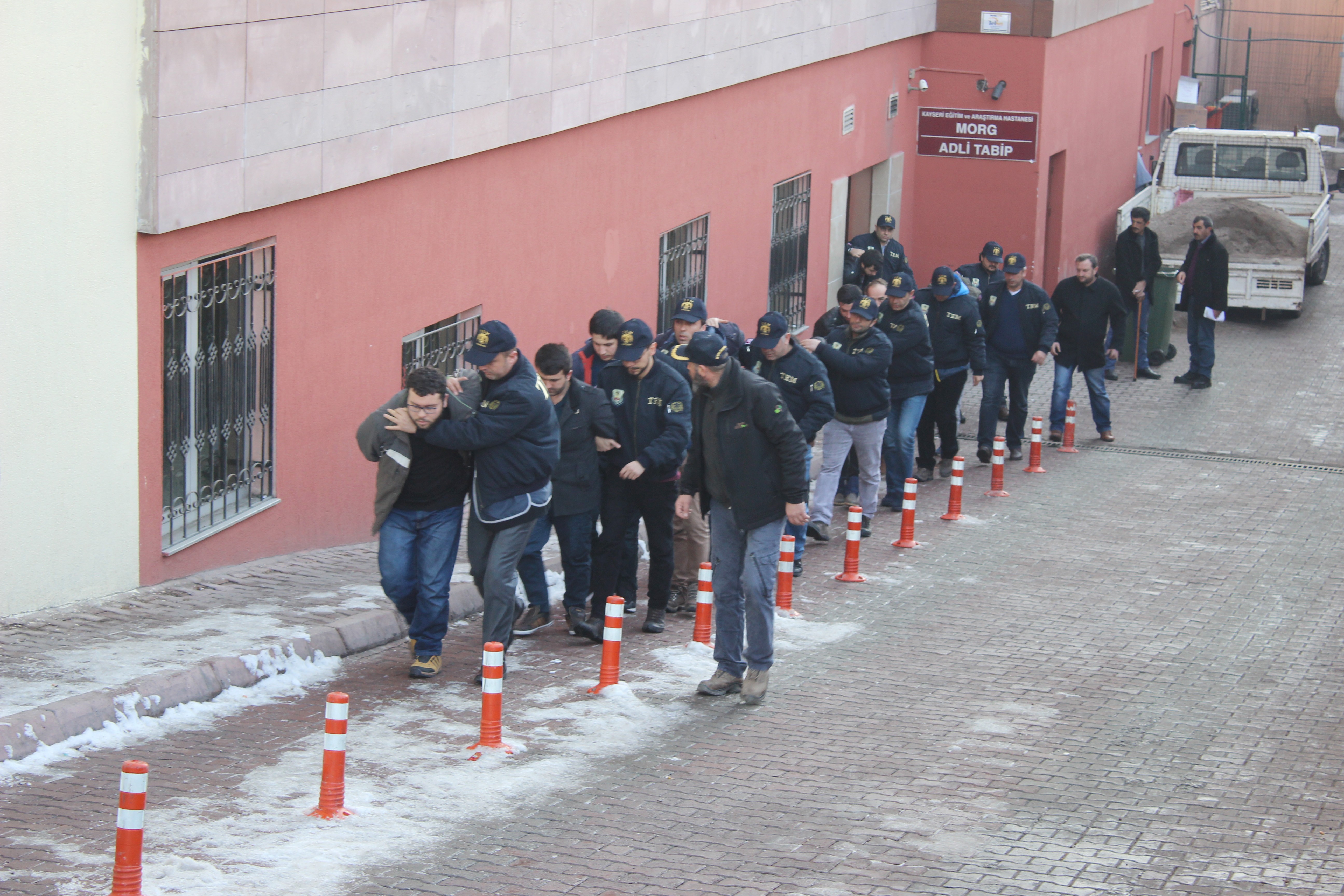 DAEŞ operasyonunda gözaltına alınan 11 kişi adliyeye sevk edildi