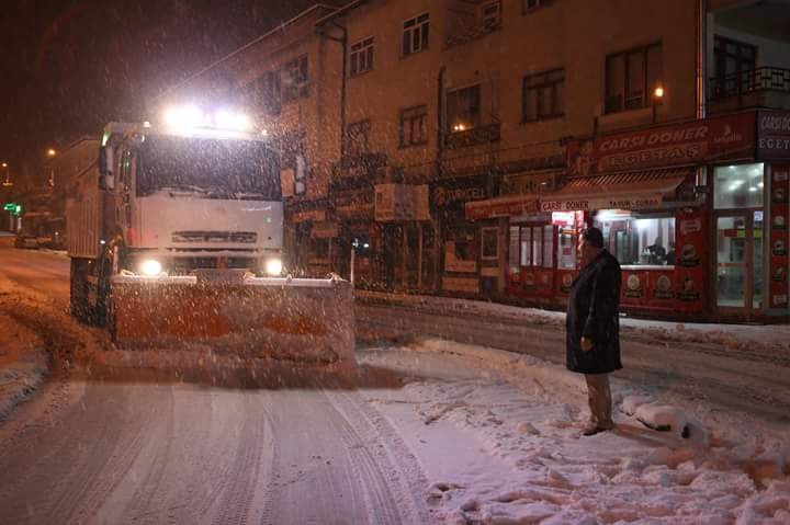 Develi’de ekipler gece boyunca kar temizleme çalışması yaptı