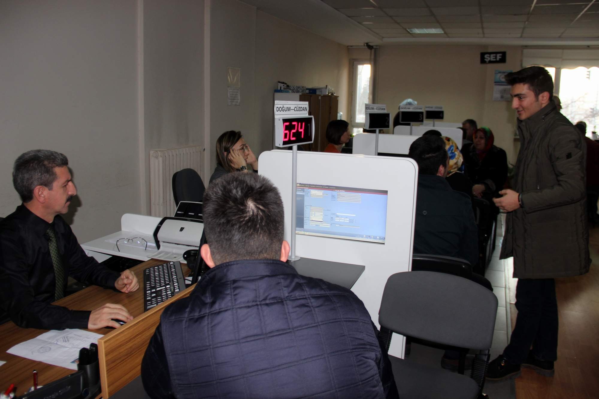 Nüfus müdürlüklerinde yeni kimlik kartı yoğunluğu