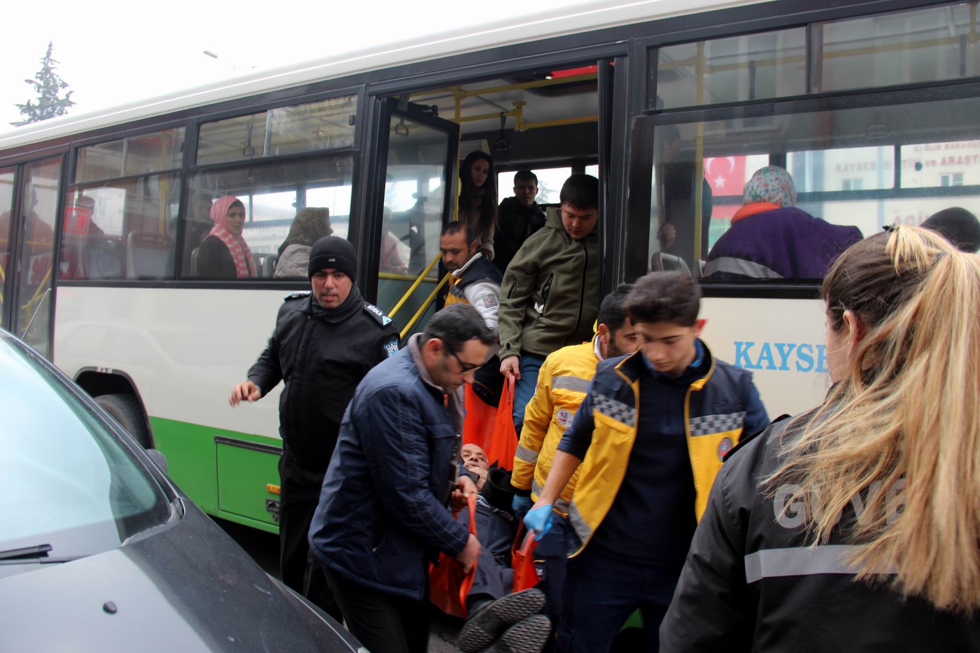 Otobüste rahatsızlanan şahıs hastaneye kaldırıldı