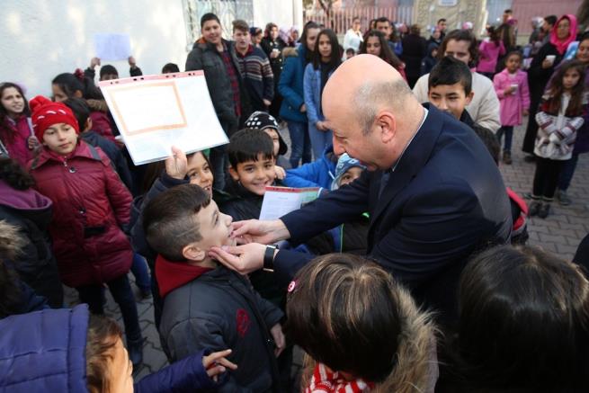 Başkan Çolakbayrakdar, öğrencilerin karne sevincine ortak oldu