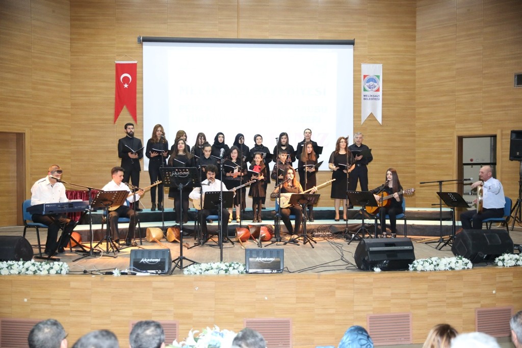 Melikgazi Belediyesi’nin Türk Halk Müziği Konserine Büyük İlgi