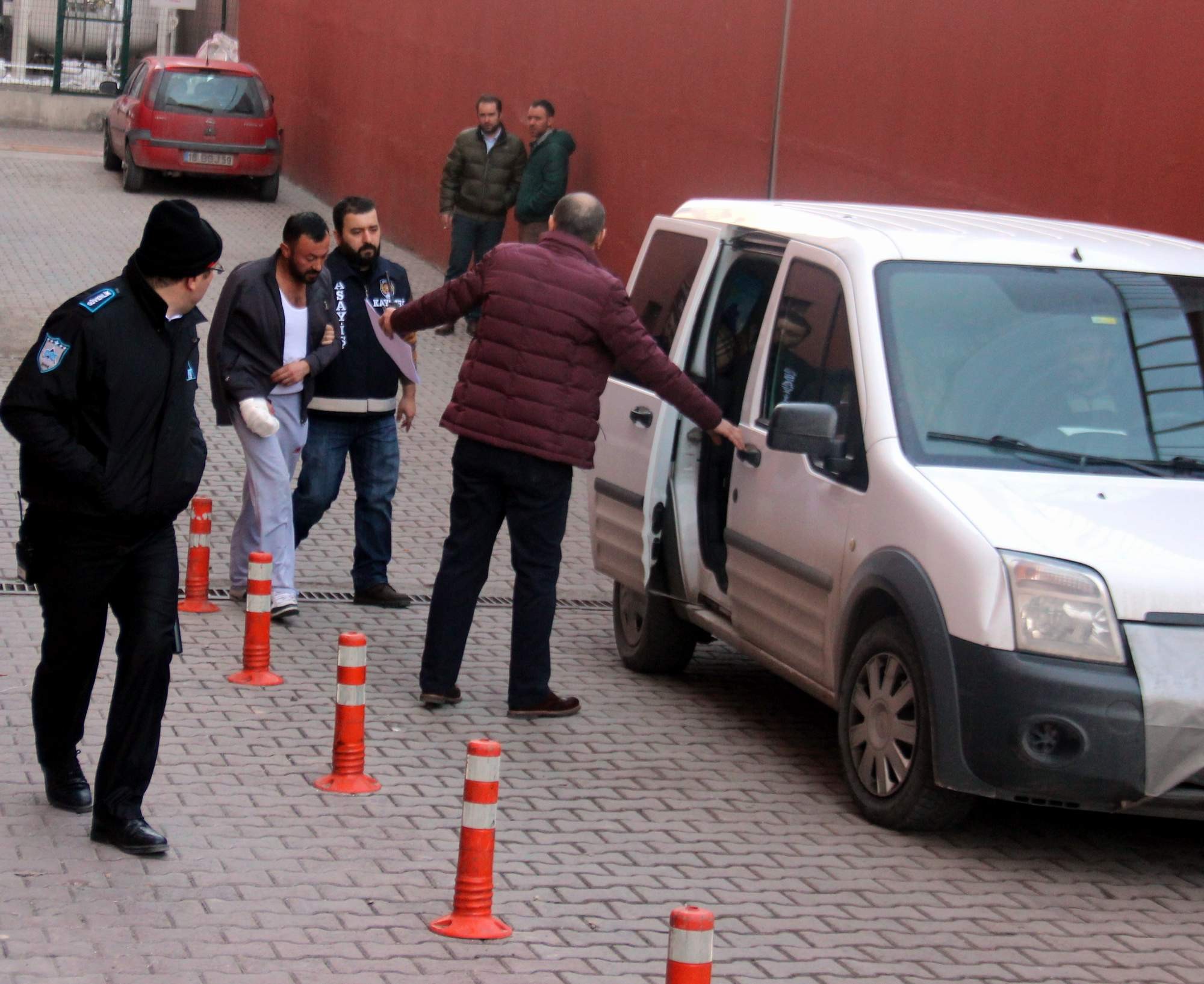 Tartıştığı eşini bıçaklayan şahıs gözaltına alındı