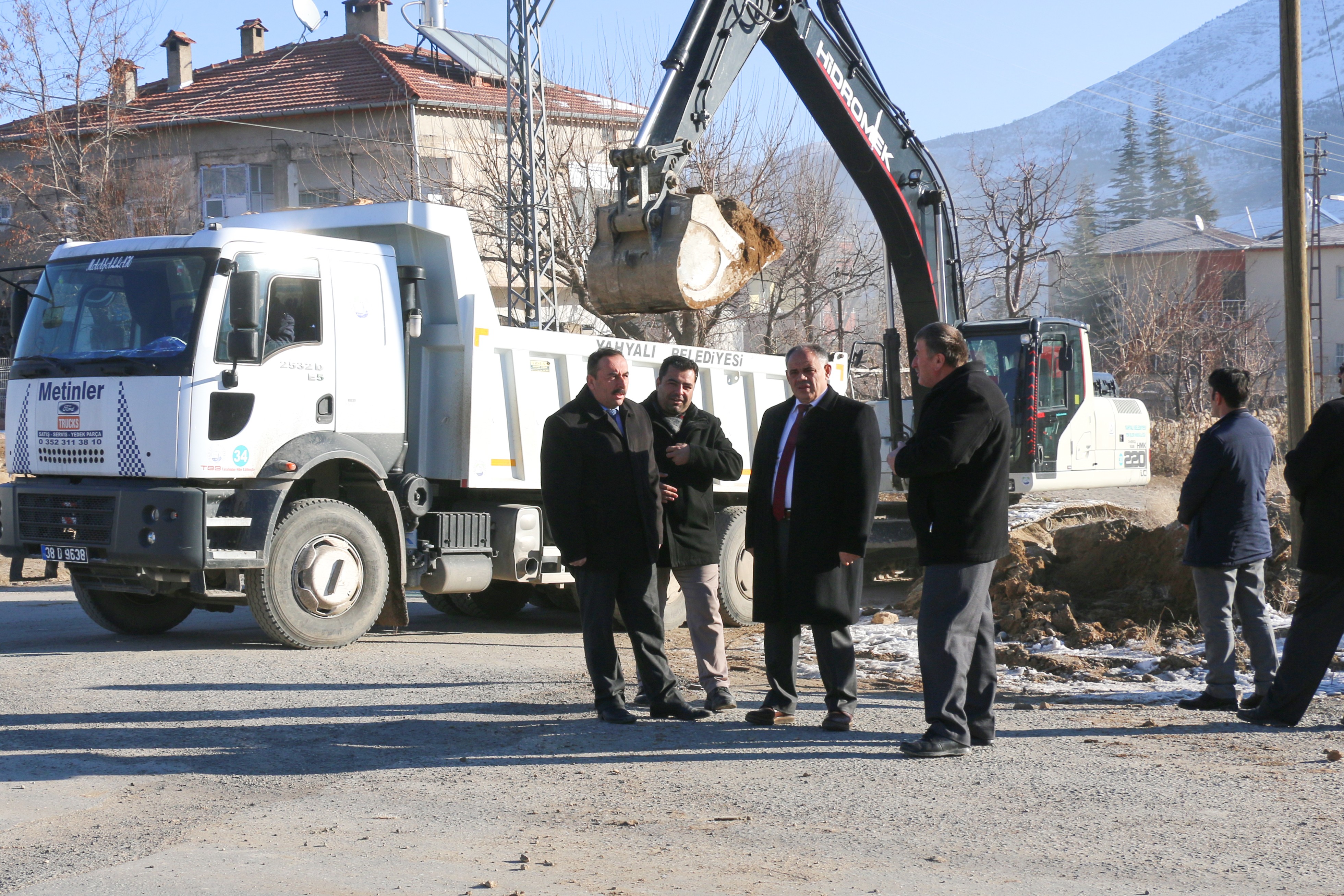 Yahyalı’da bina yıkımları devam ediyor