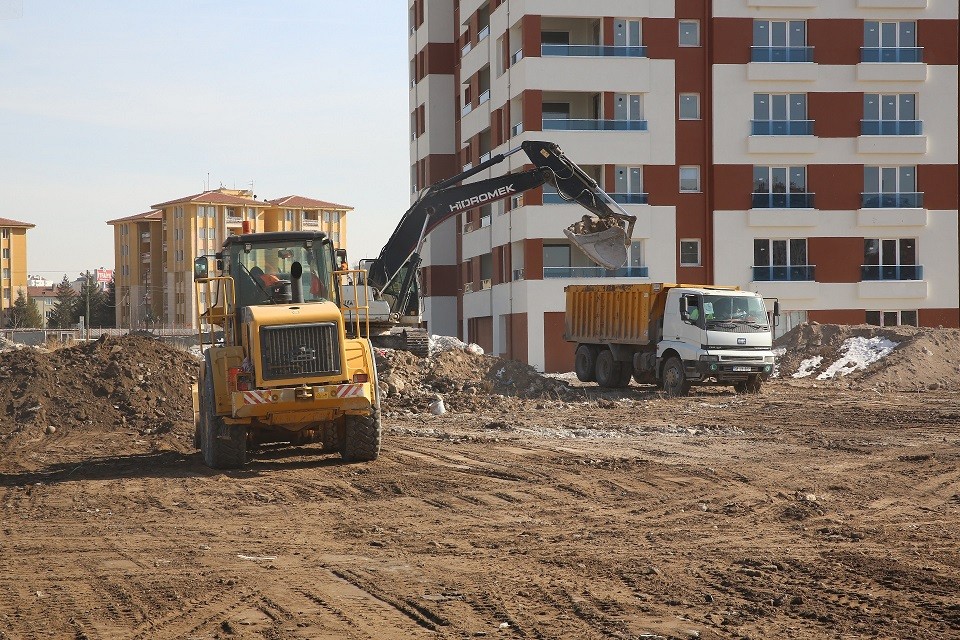 Büyükşehir Eski Hal’de yol açıyor