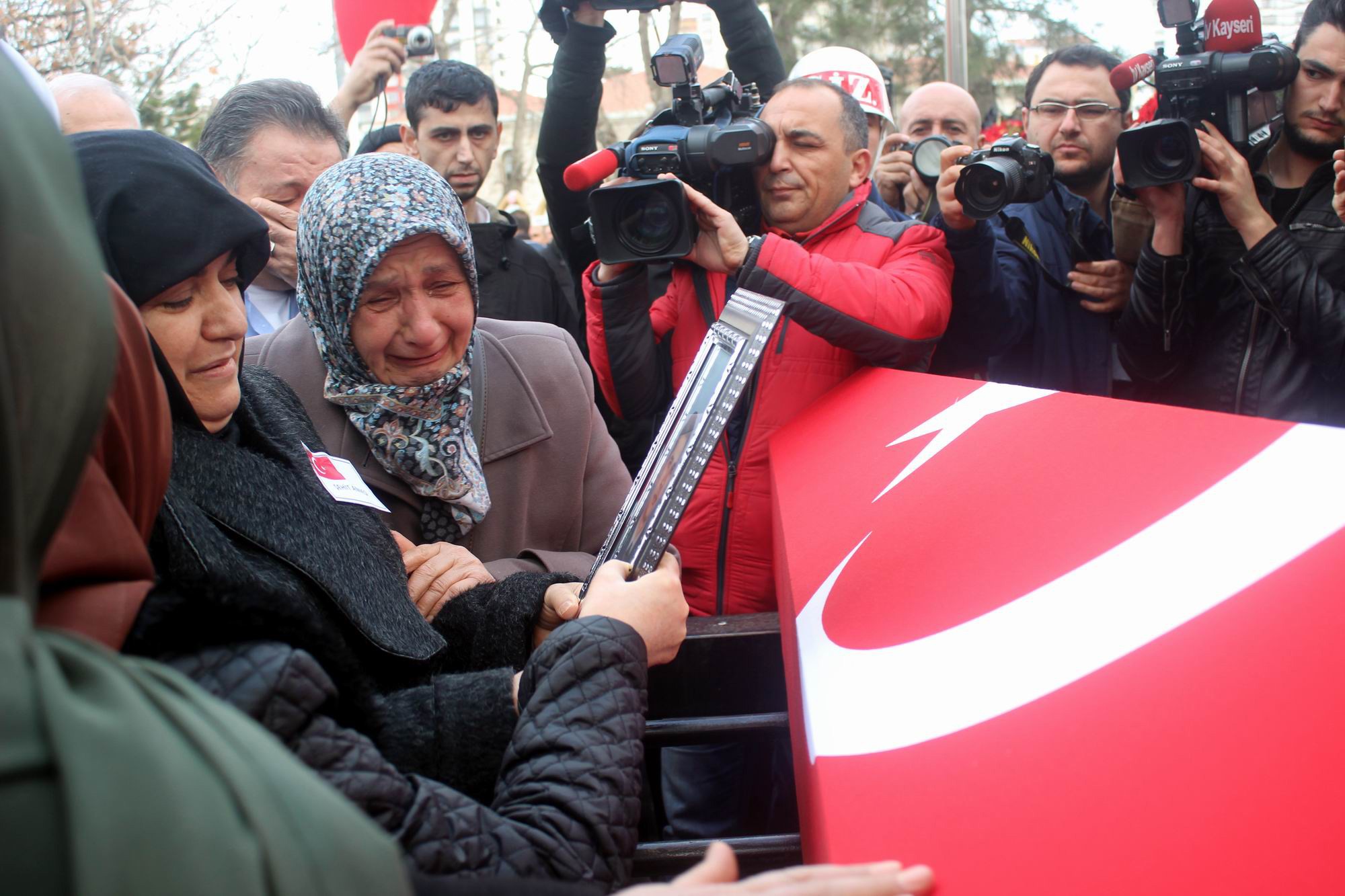 Şehit üsteğmeni annesi asker selamıyla uğurladı