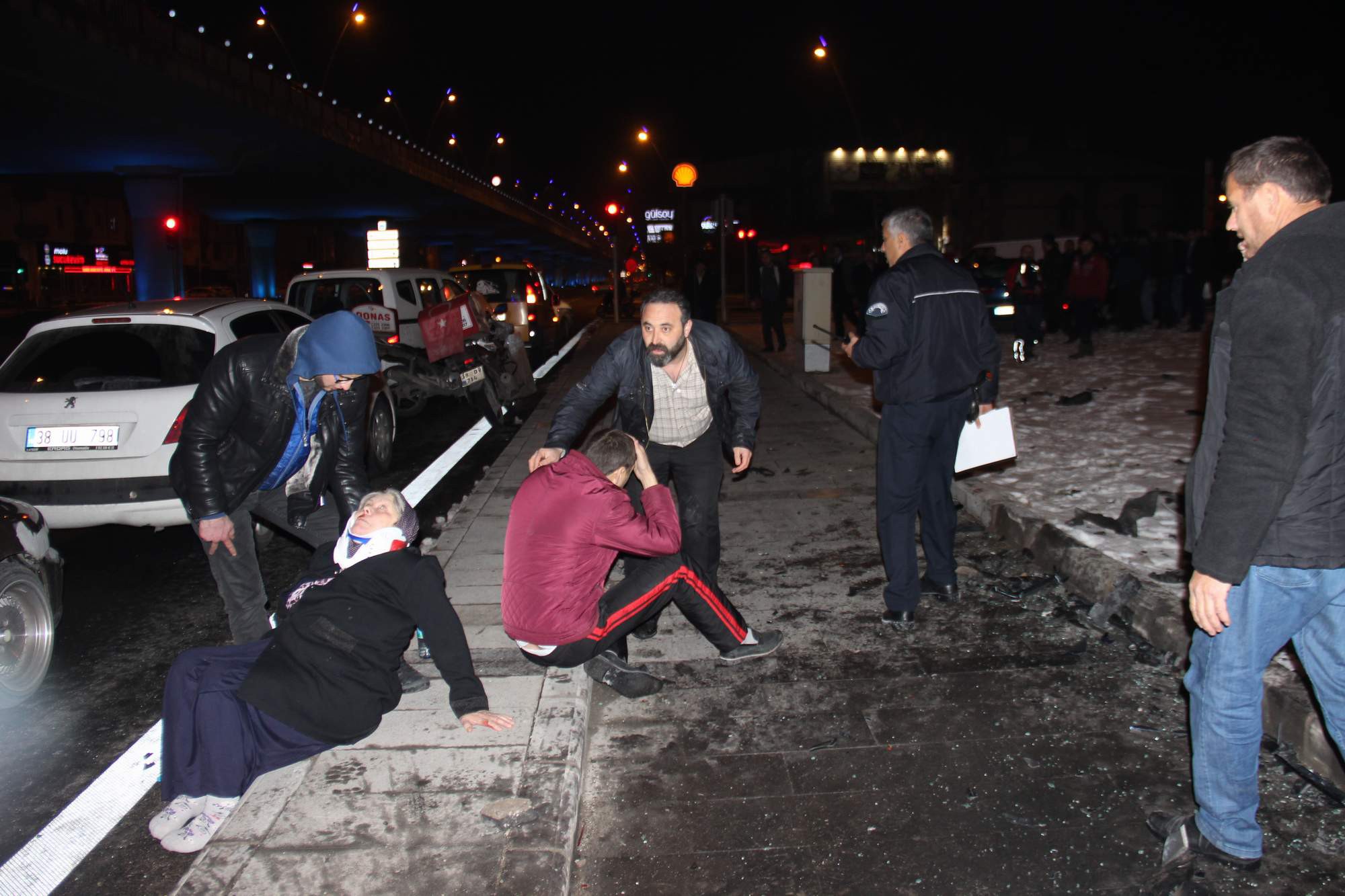 8 kişinin yaralandığı kazada onlar kurtardı, vatandaşlar izledi