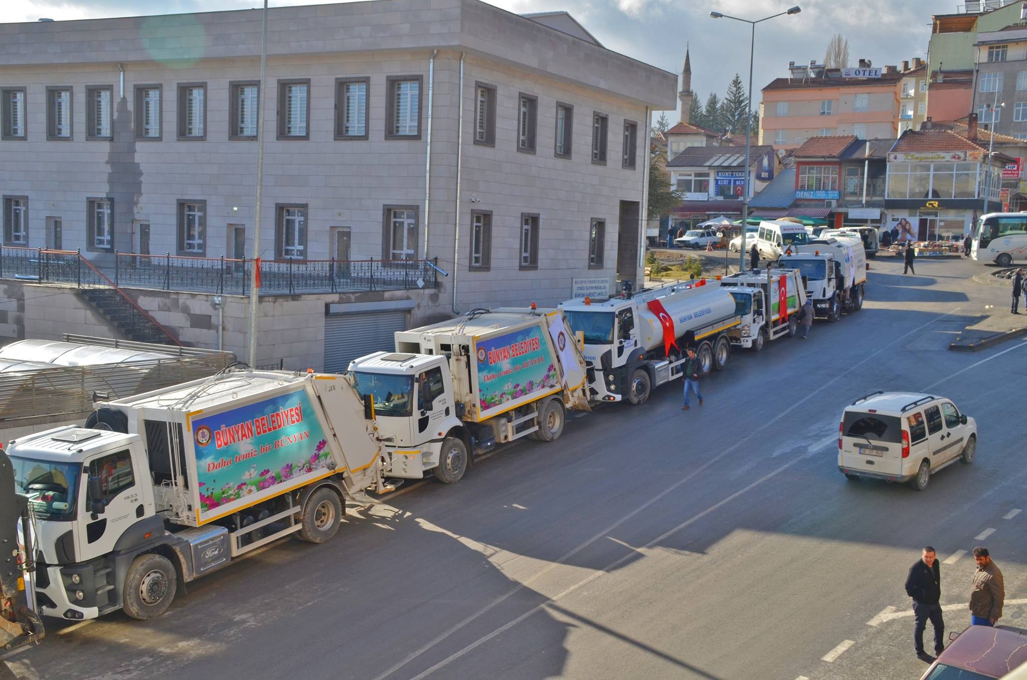 Bünyan Belediyesi hibe olarak alınan araçları tanıttı