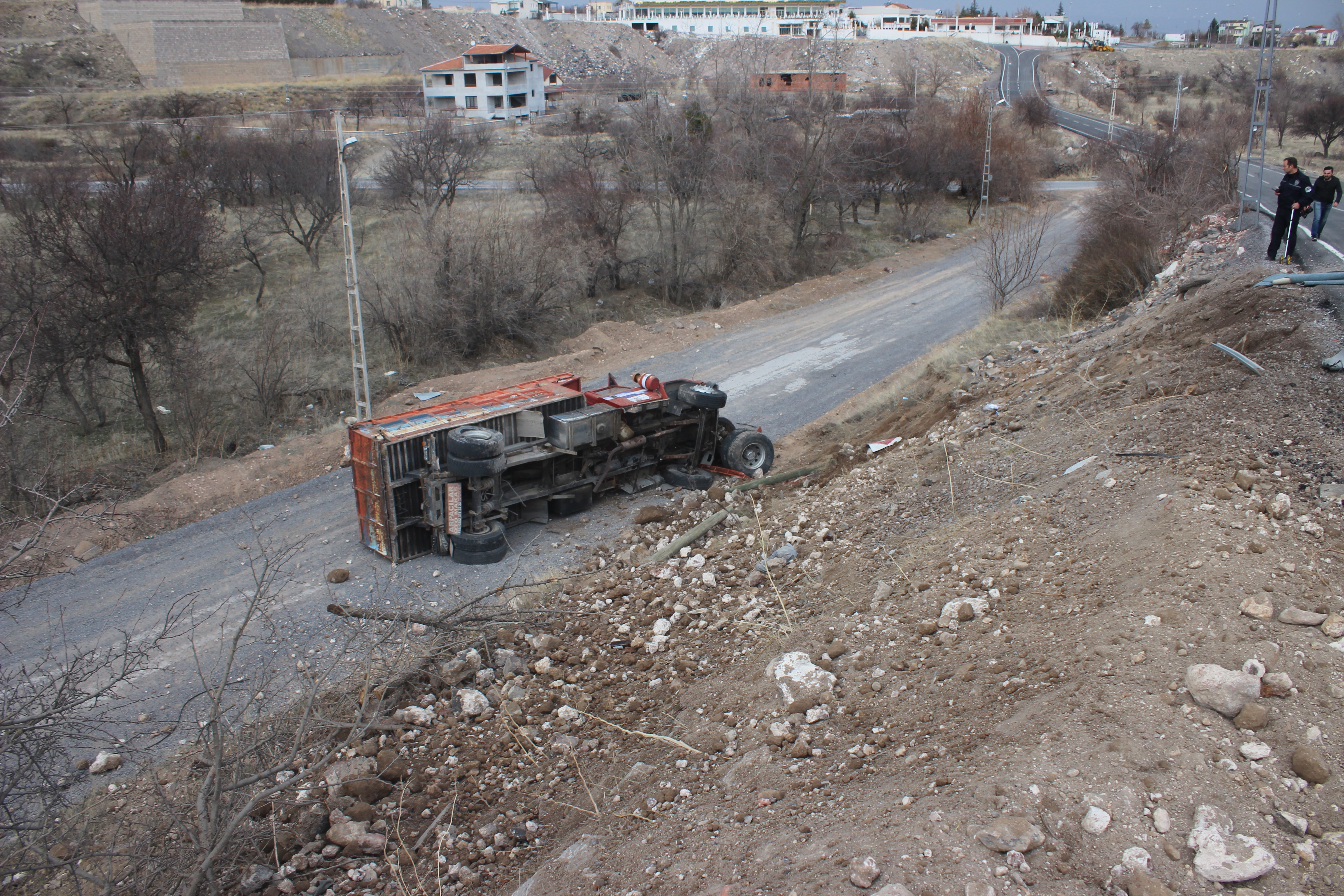 2 otomobil çarpıştı: 3 yaralı