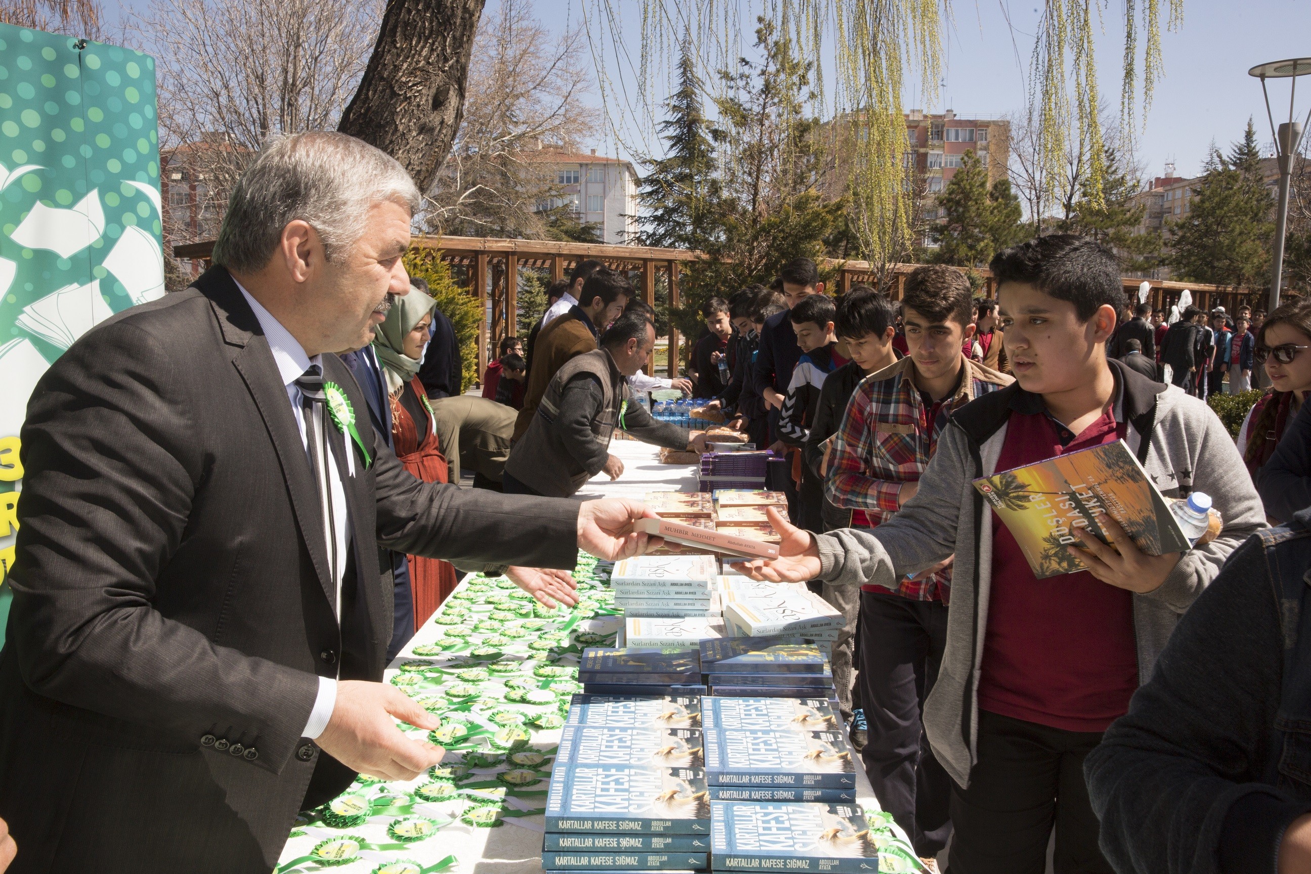 Başkan Çelik ‘Kitap Bizden Okumak Sizden’ etkinliğinde kitap dağıttı