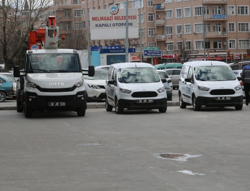 Melikgazi Belediyesine 2 seyyar tamir aracı ile 1 ağaç budama aracı alındı