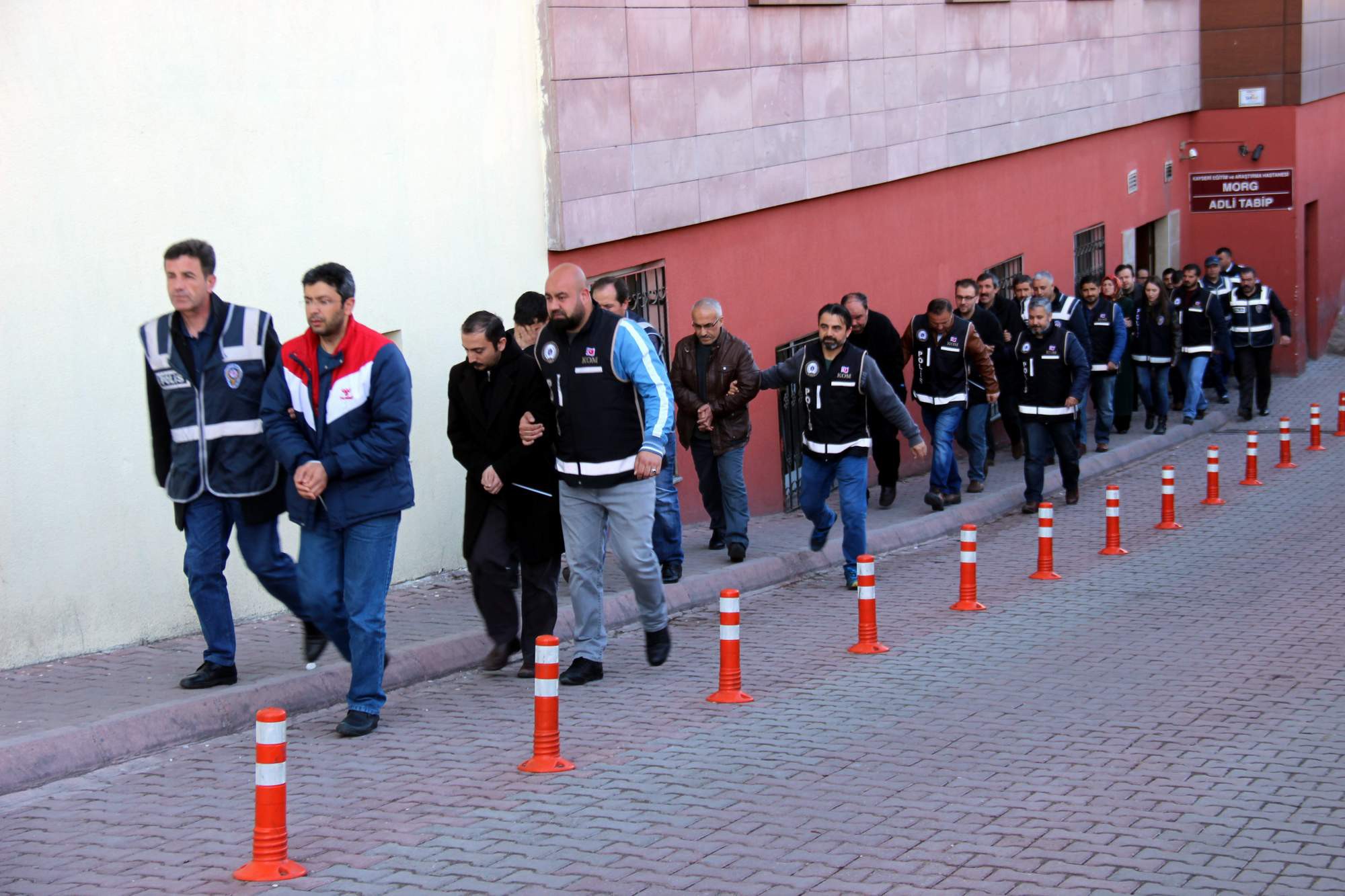 FETÖ/PDY operasyonunda gözaltına alınan 24 kişi adliyeye sevk edildi