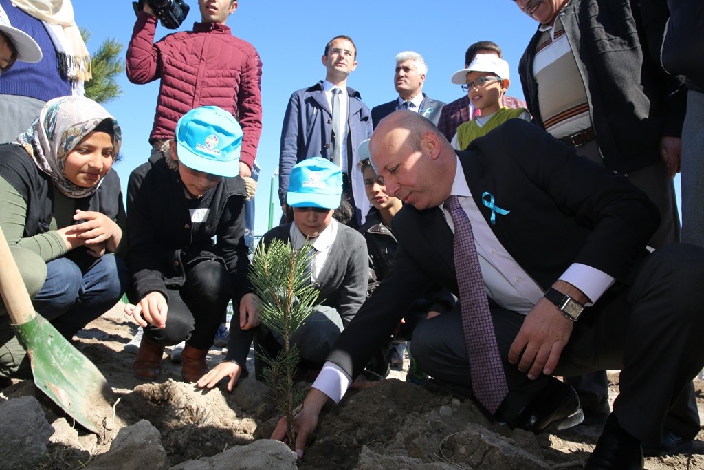 Başkan Çolakbayrakdar, daha yeşil bir Kocasinan için ağaç dikti