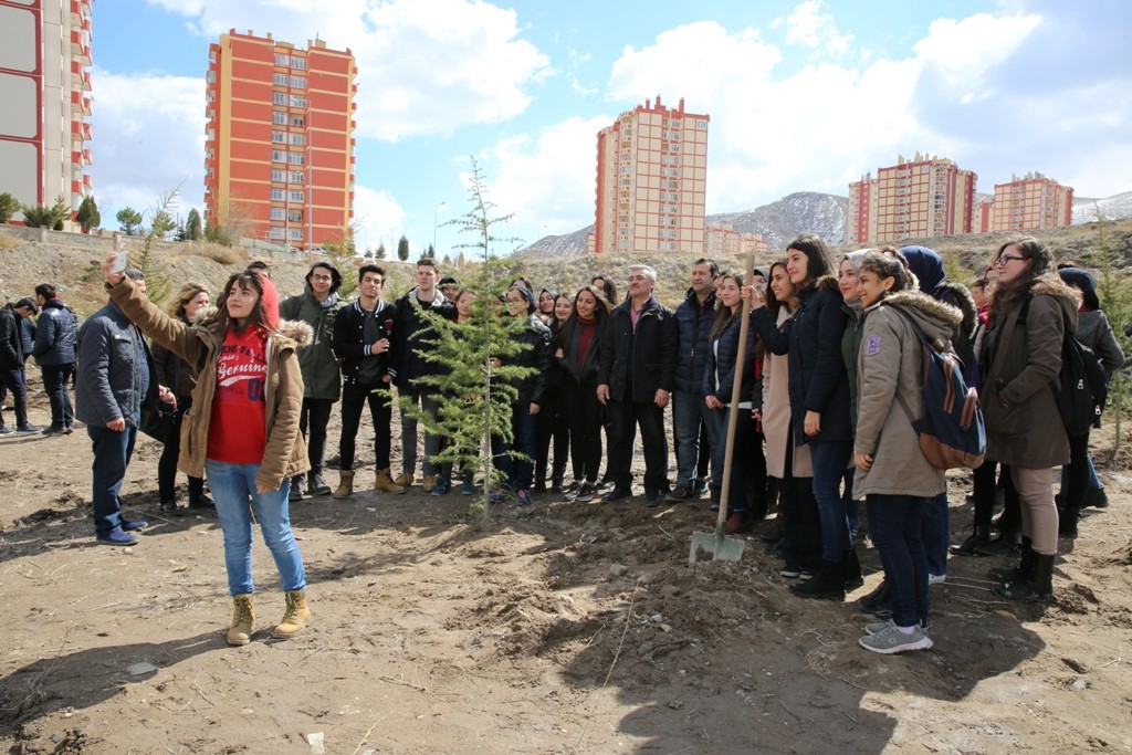 Melikgazi’de 10bin 500 çam fidanı toprakla buluştu