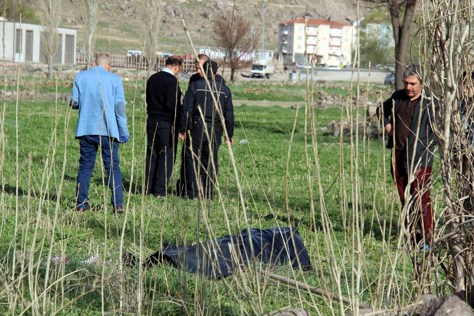 Çalıştığı tarlada ölü bulundu