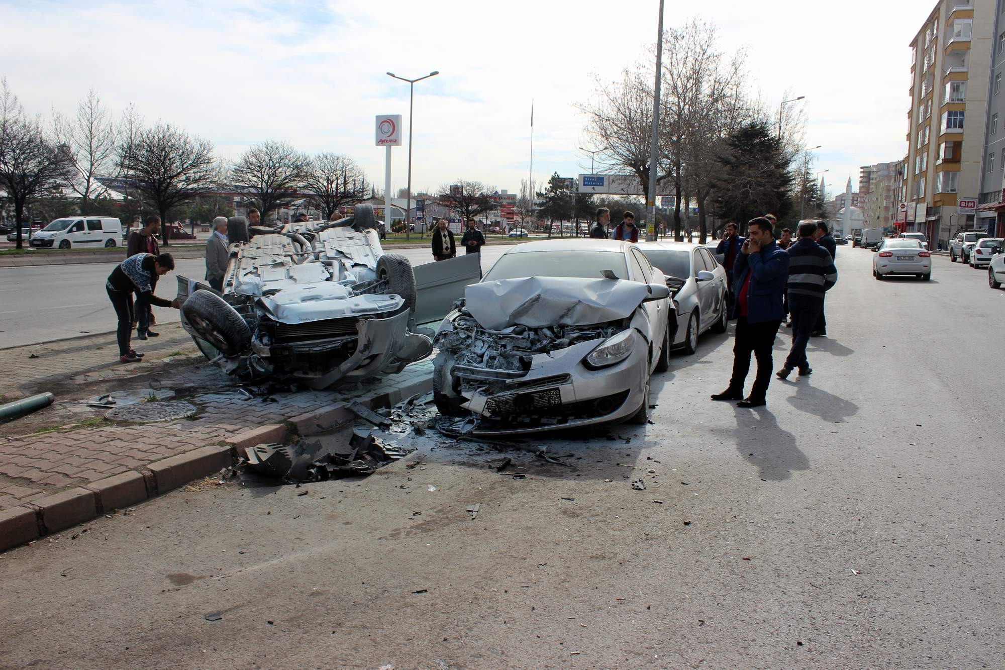 Takla atan otomobil 3 haraca zarar verdi