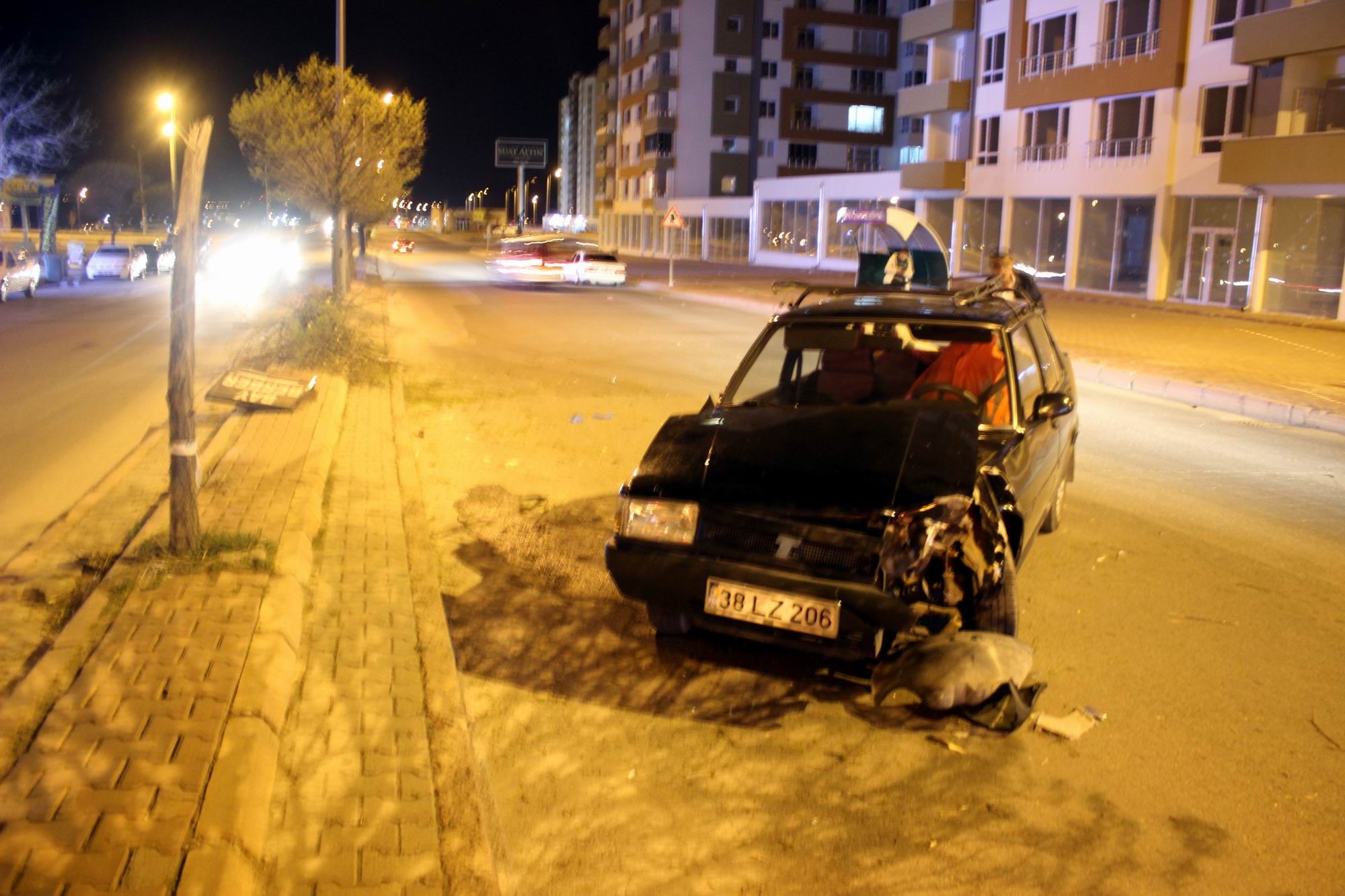 Direksiyon hakimiyetini kaybetti, ağaca çarparak durabildi