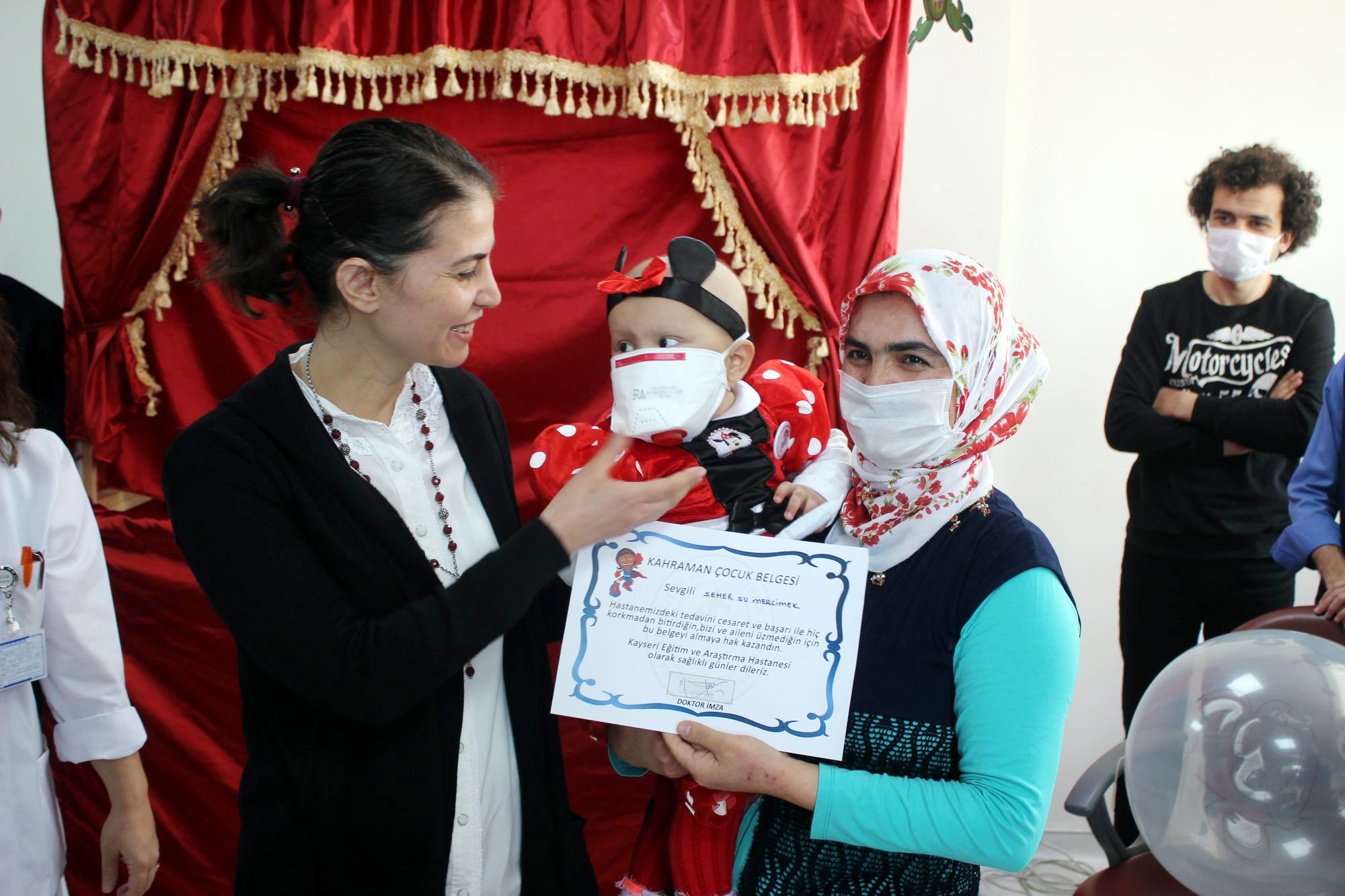 Lösemi tedavisi gören 4 çocuk yapılan kutlama ile taburcu edildi