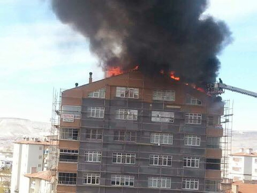 9 katlı binanın çatısı yangında kullanılamaz hale geldi