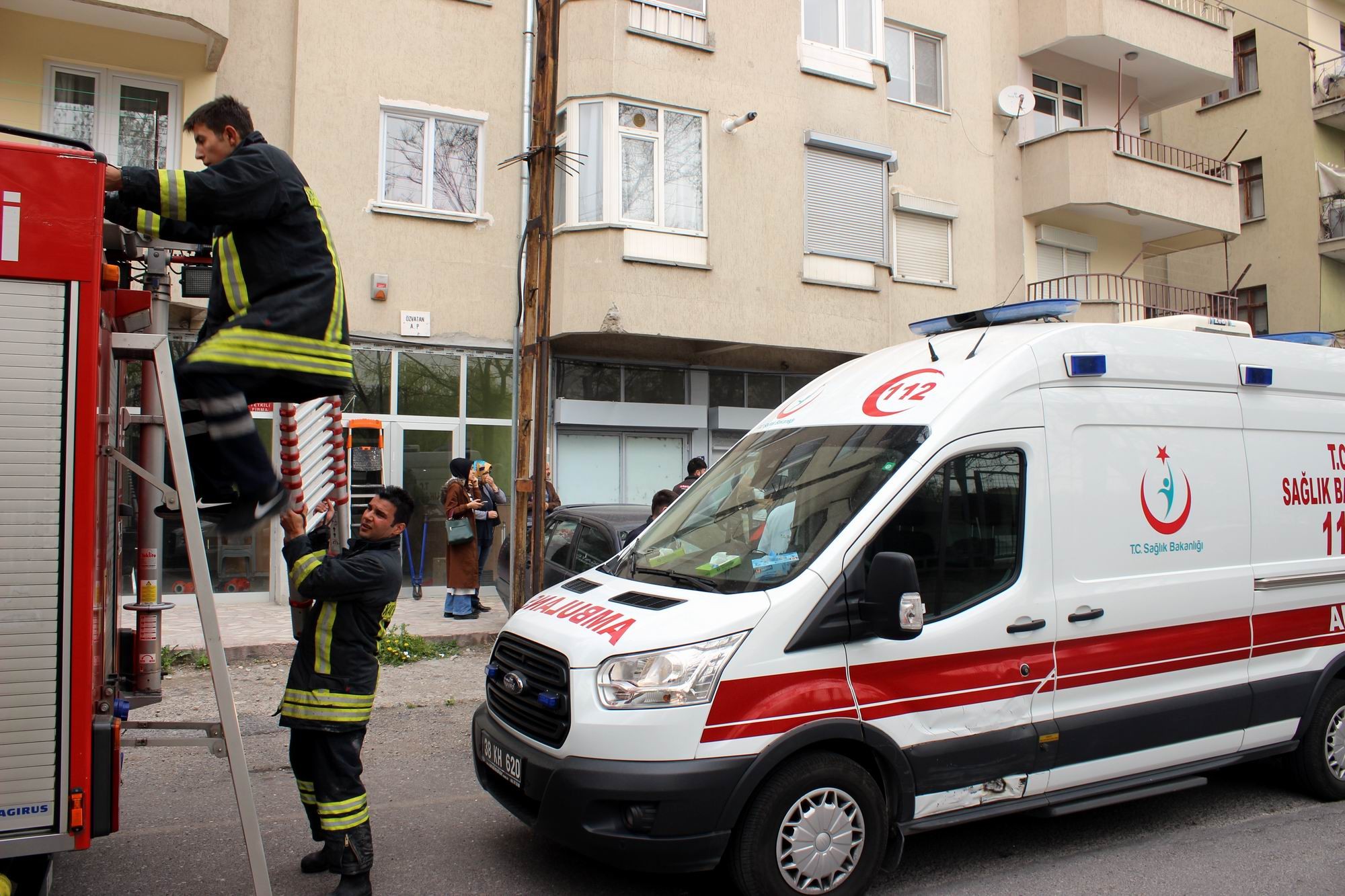 Üzerine asansör düşen işçi yaralandı