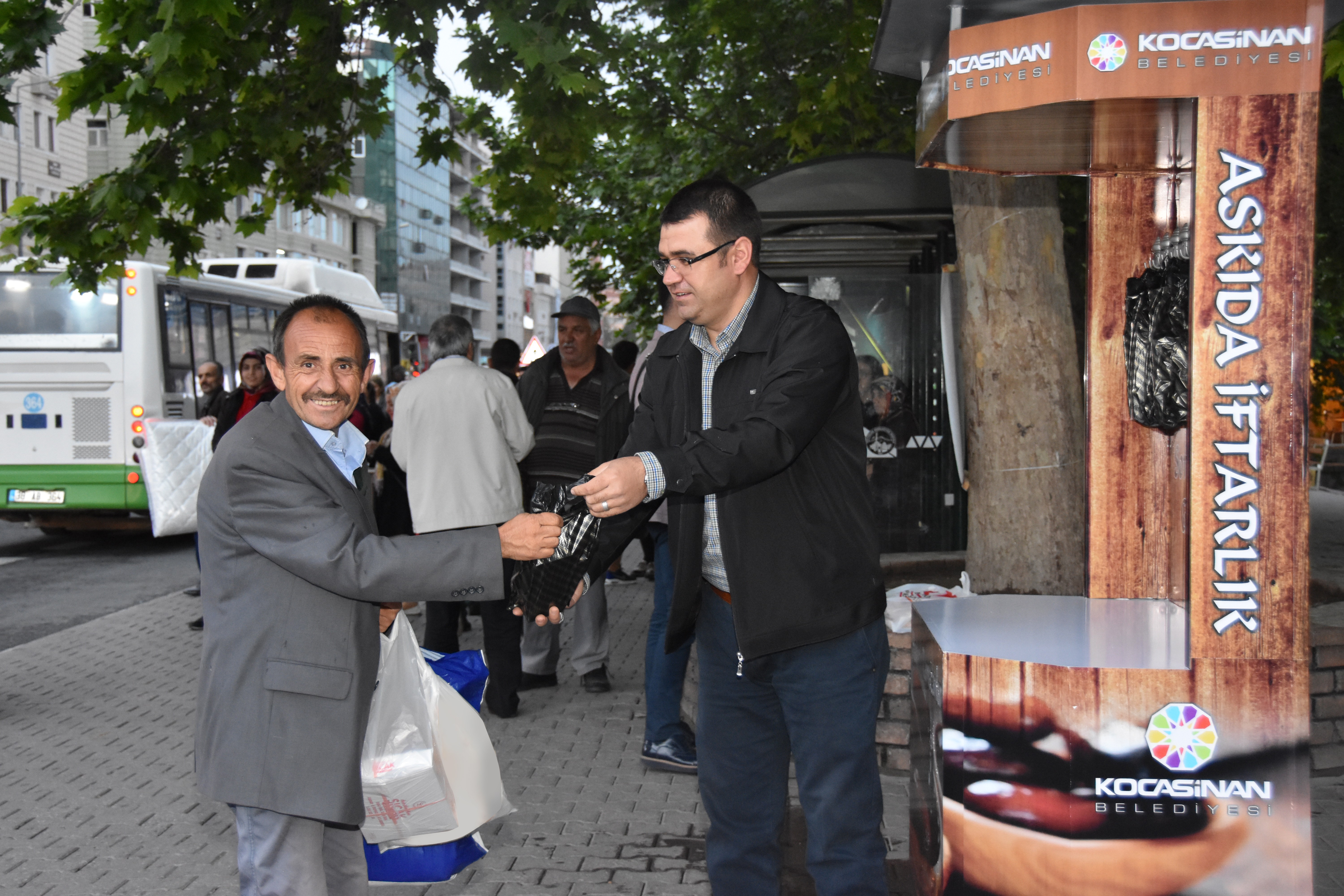 Kocasinan’da askıda iftarlık yüzleri güldürüyor