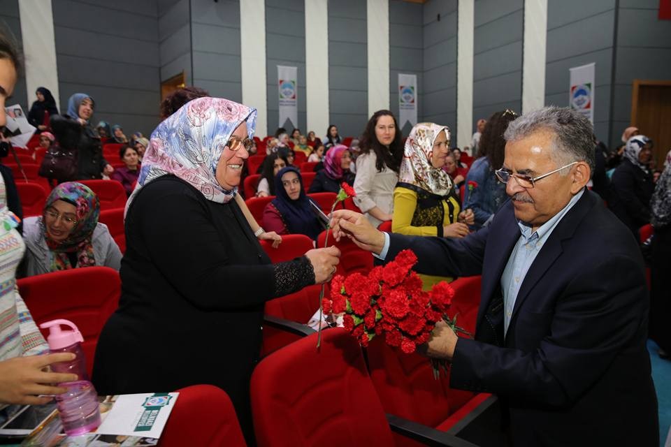 Melikgazi Belediyesinden kursiyer annelerine karanfilli kutlama