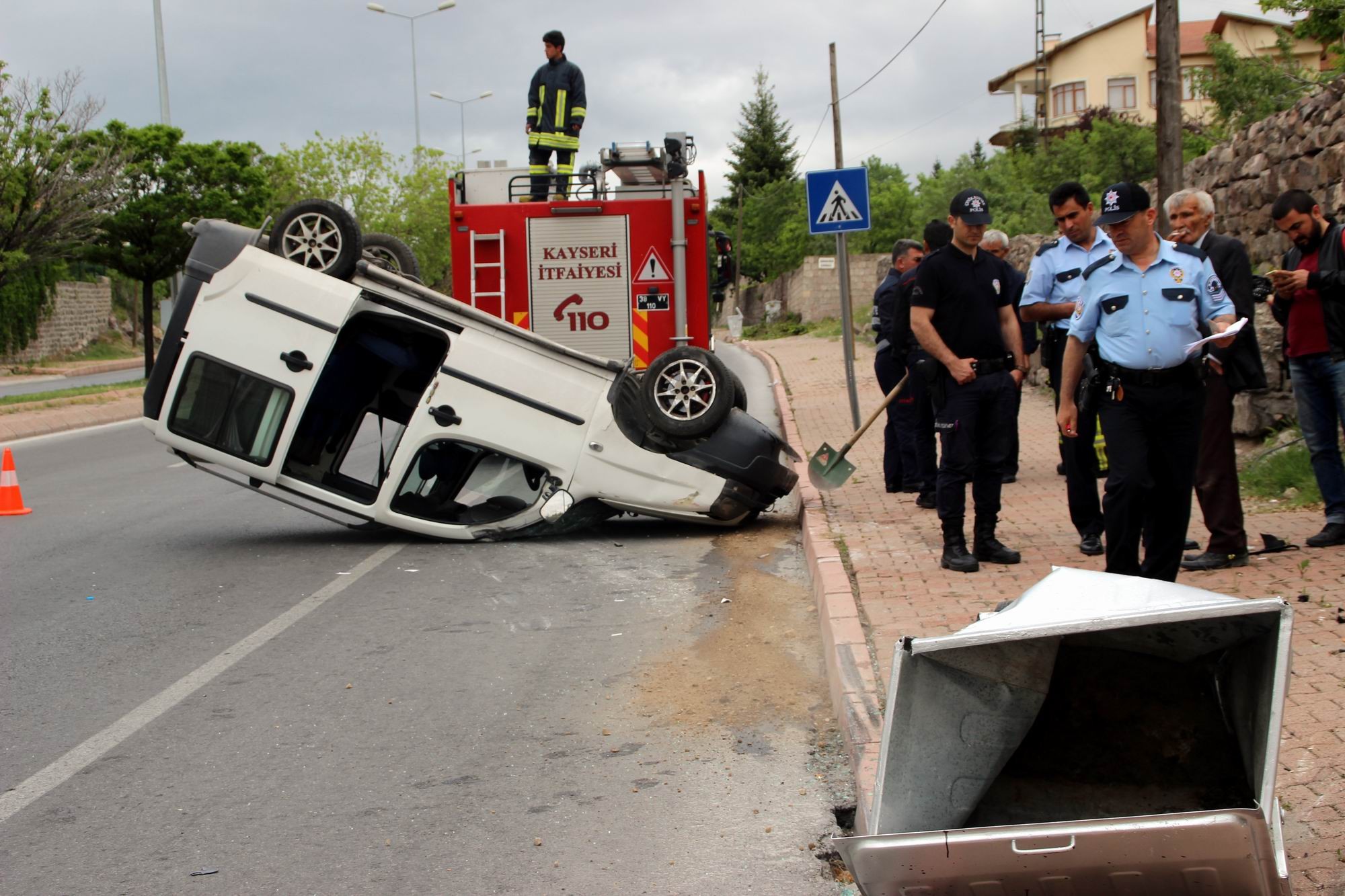 Çöp konteynerine çarpan otomobil takla attı: 2 yaralı