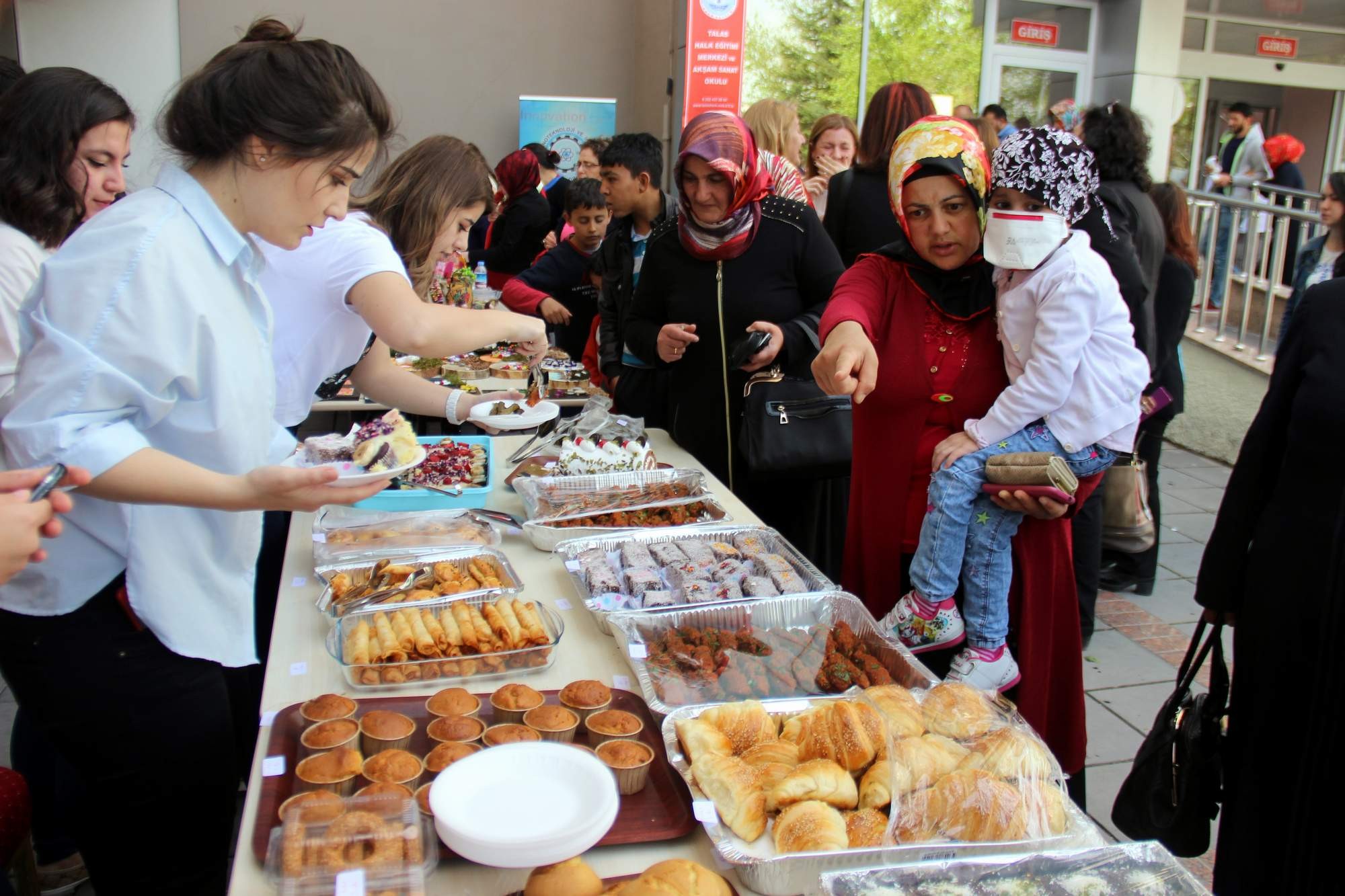 Refakatçi annelerden maddi durumu iyi olmayan hastalar için kermes