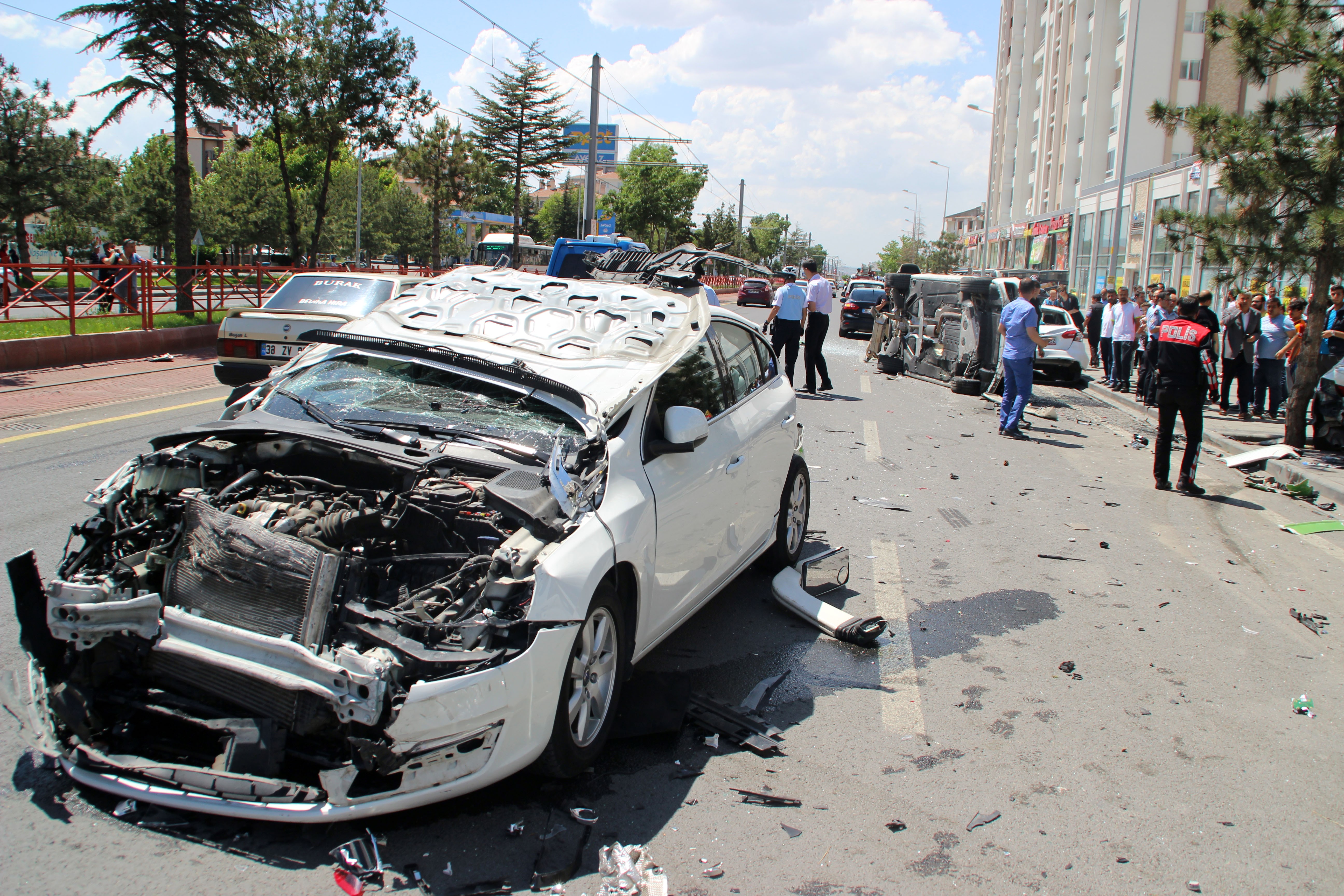 Halk otobüsü 5 otomobili biçti: 1’i ağır 4 yaralı