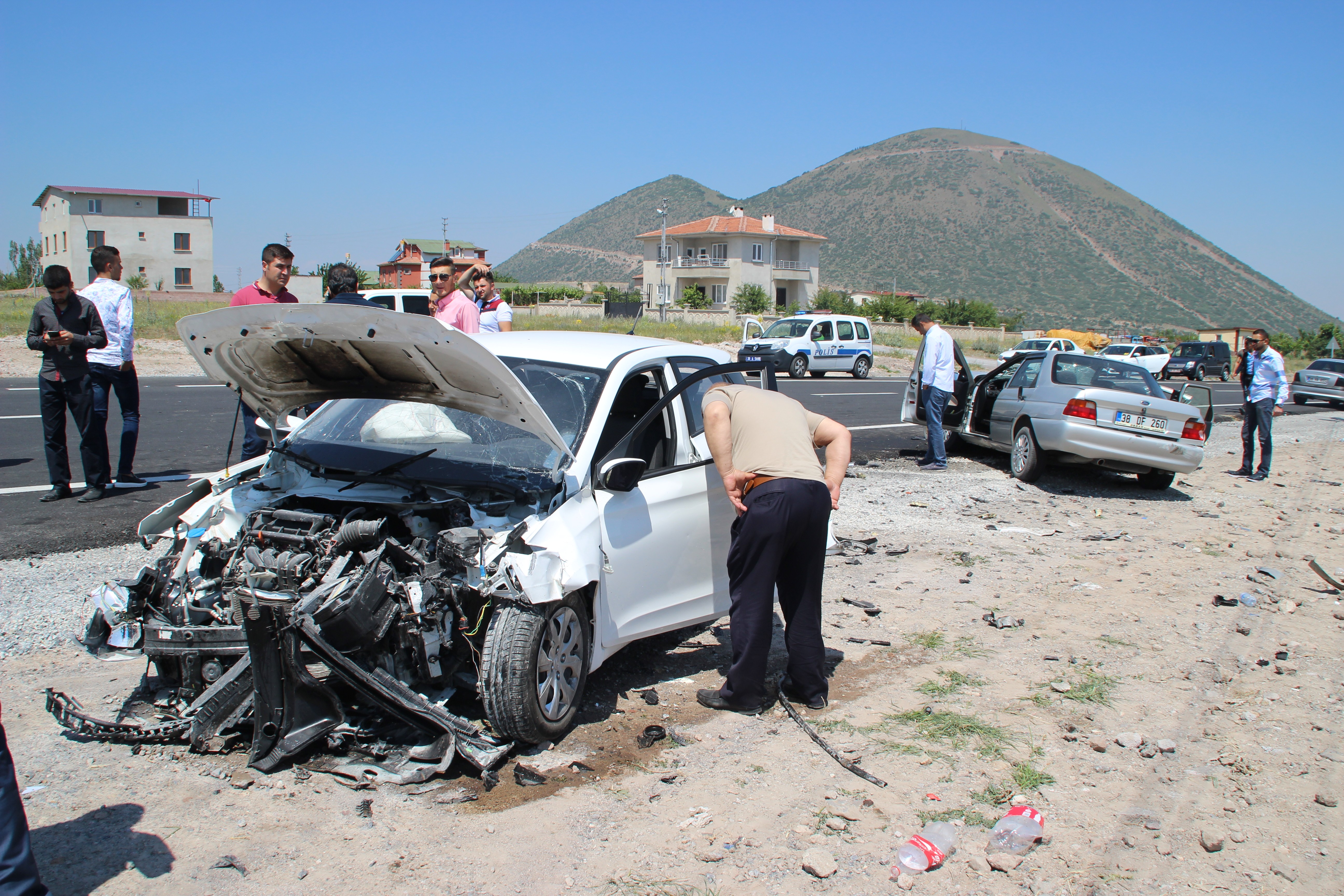 2 otomobil kafa kafaya çarpıştı: 5 yaralı