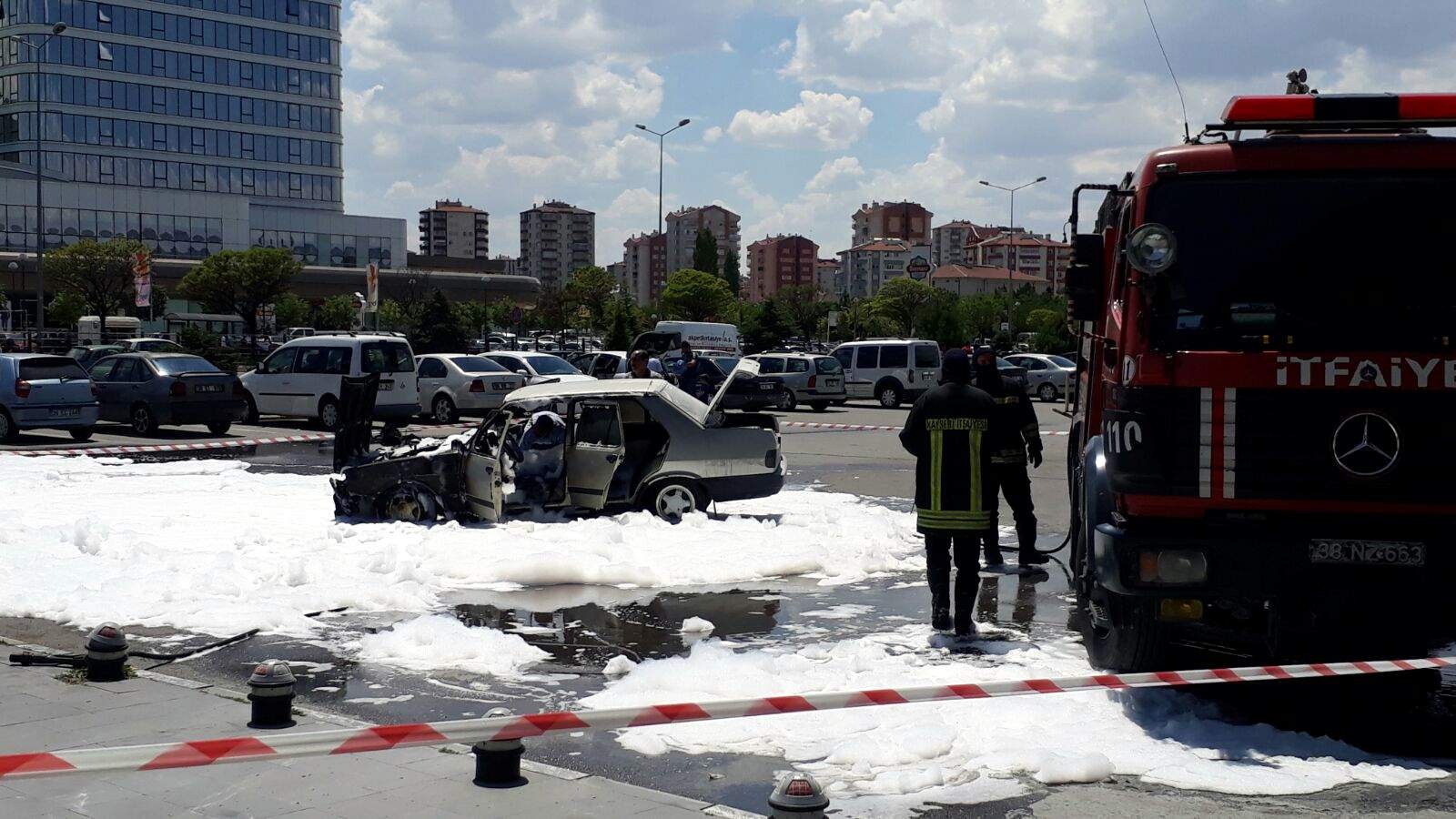 Otobüs terminalinde park halindeki otomobil yandı