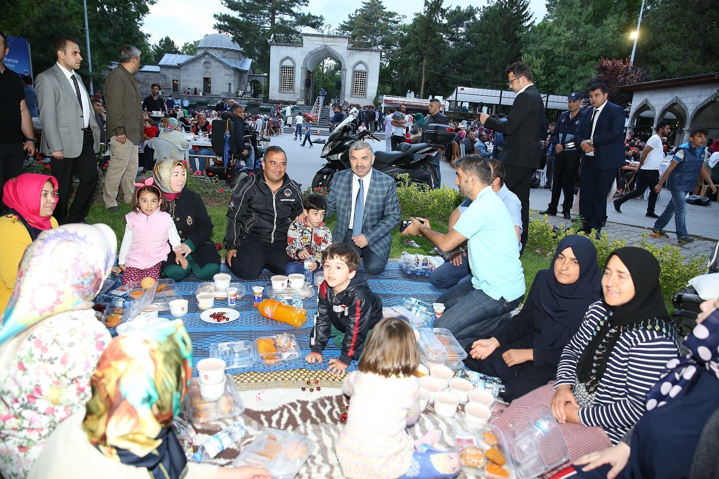 Başkan Çelik iftarını 5 bin kişiyle birlikte açtı