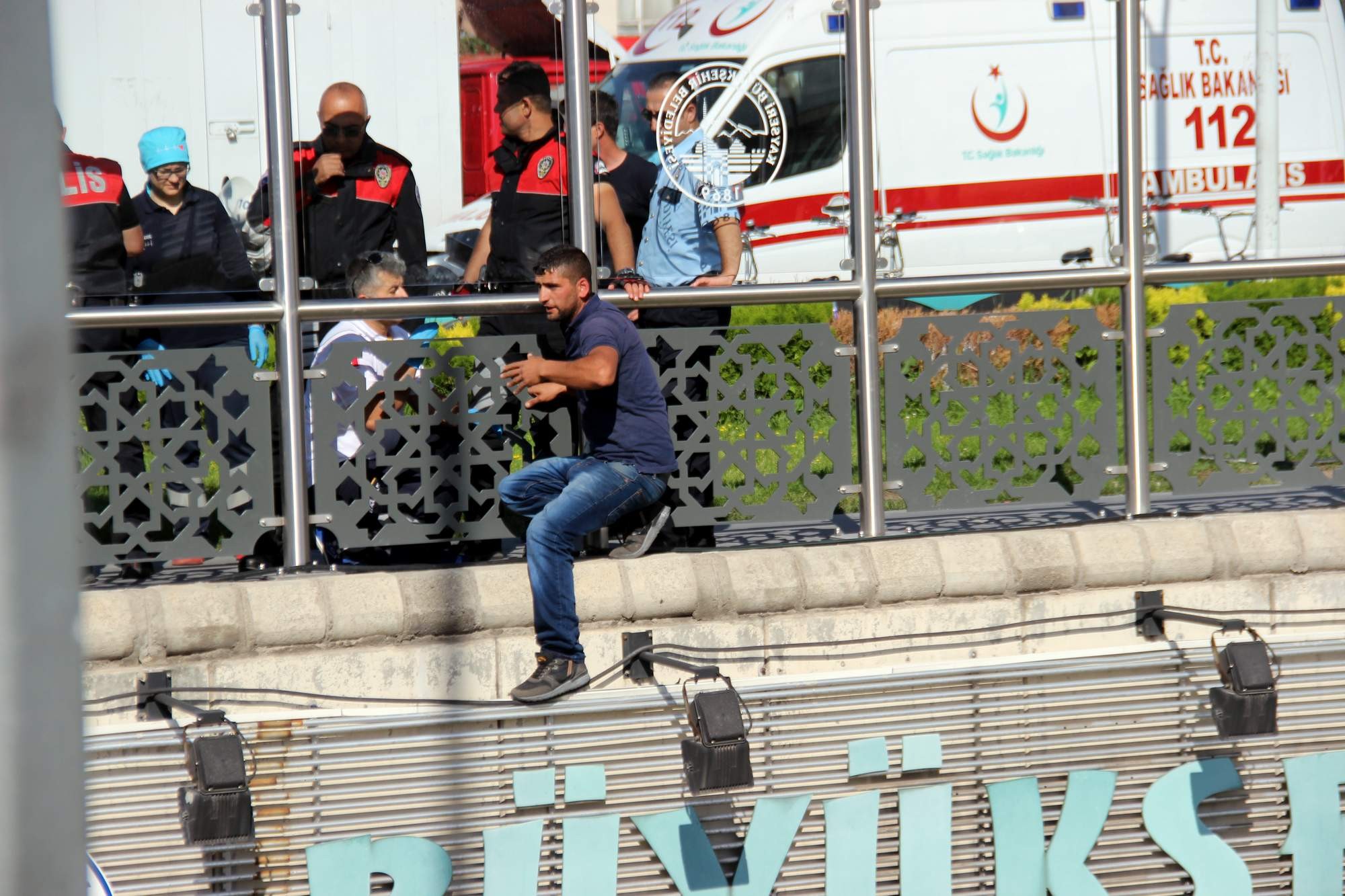 İntihar için üst geçide çıkan şahsı polis ikna etti