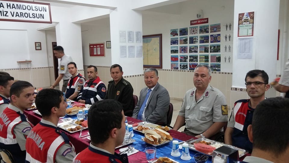 Kaymakam Duru, askerlerle iftar açtı