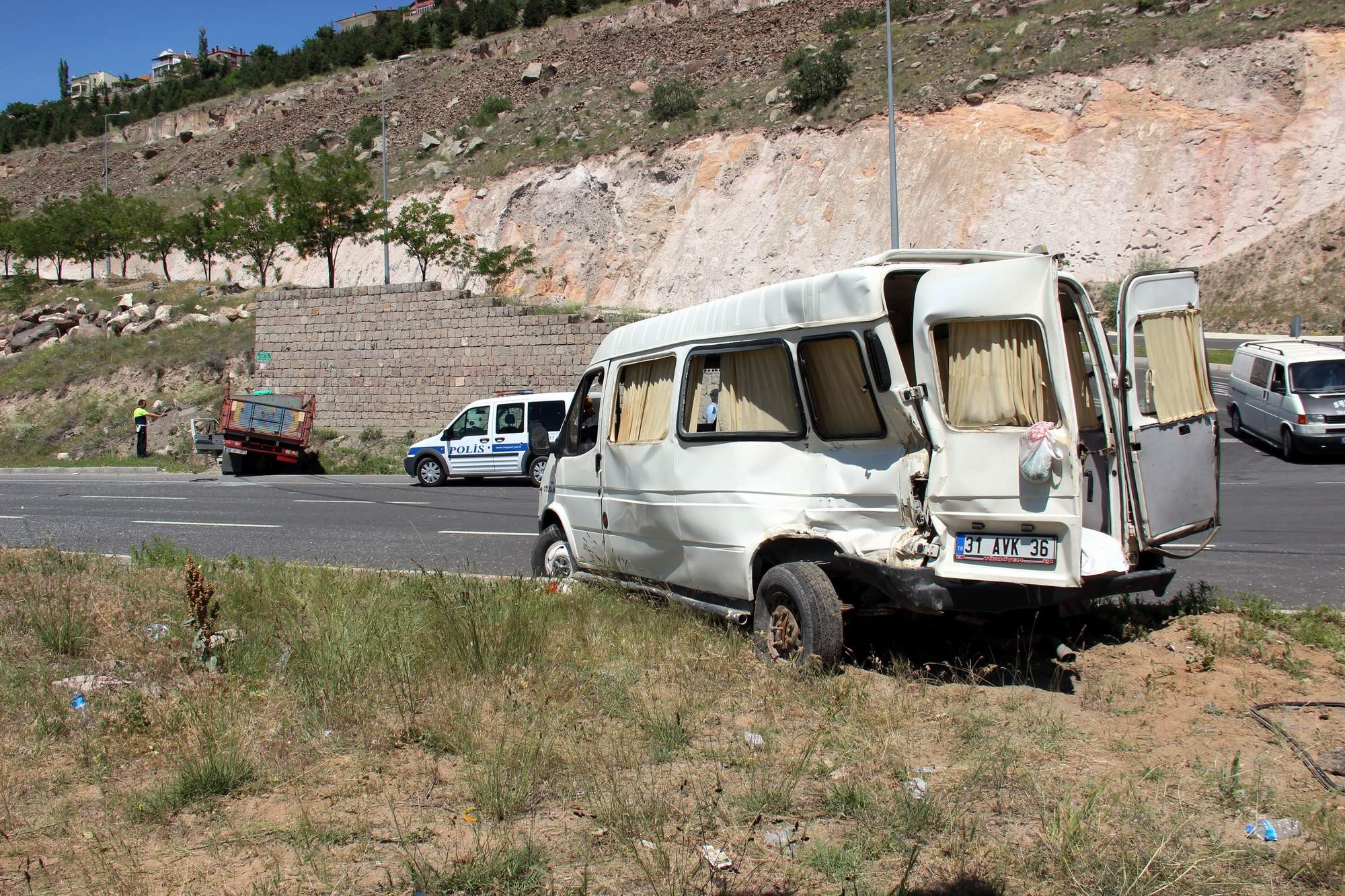 Kamyonet ile minibüs çarpıştı: 6 yaralı