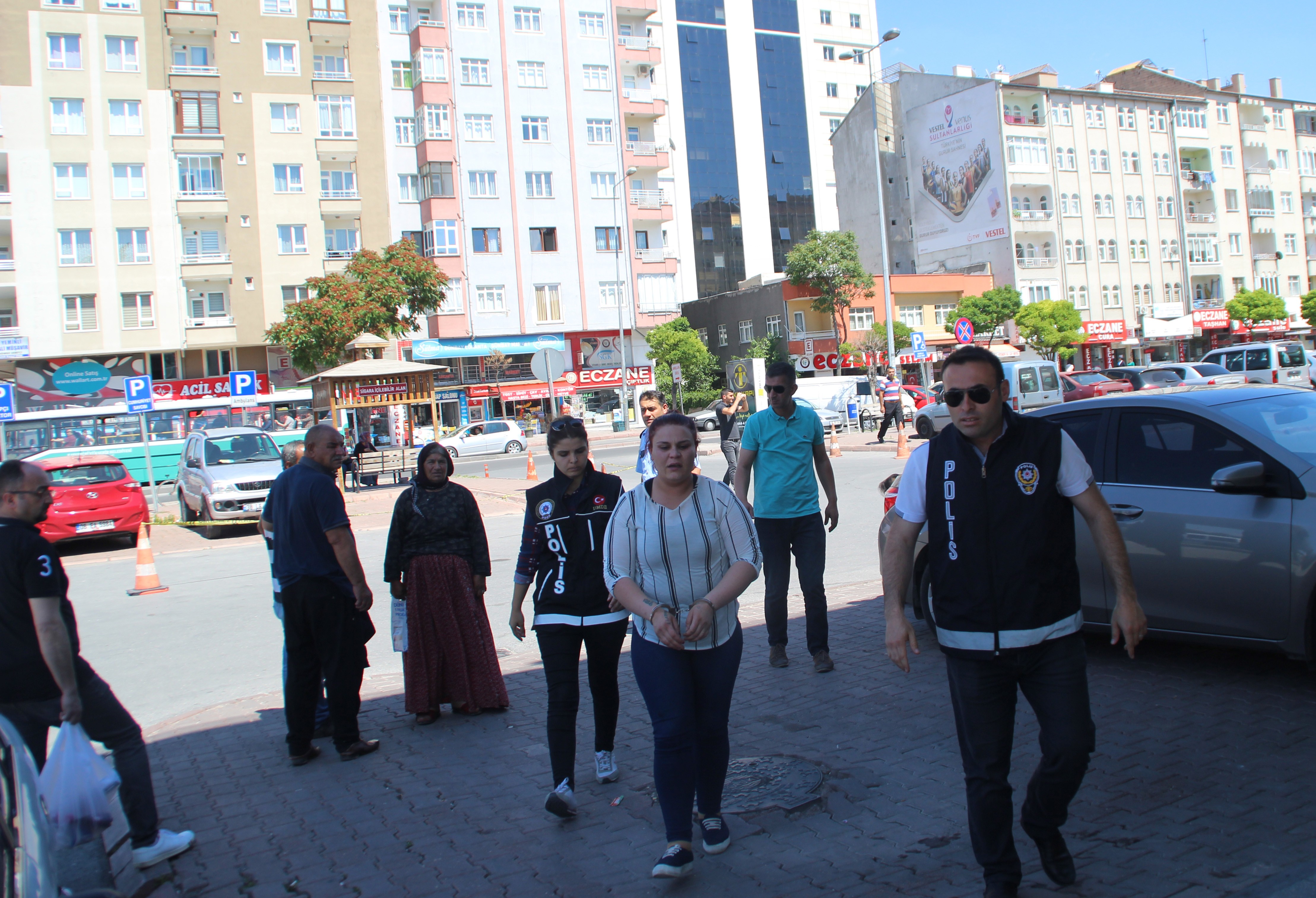 Uyuşturucu tacirinden gazetecilere: “Çektiğiniz ayıp değil mi?”