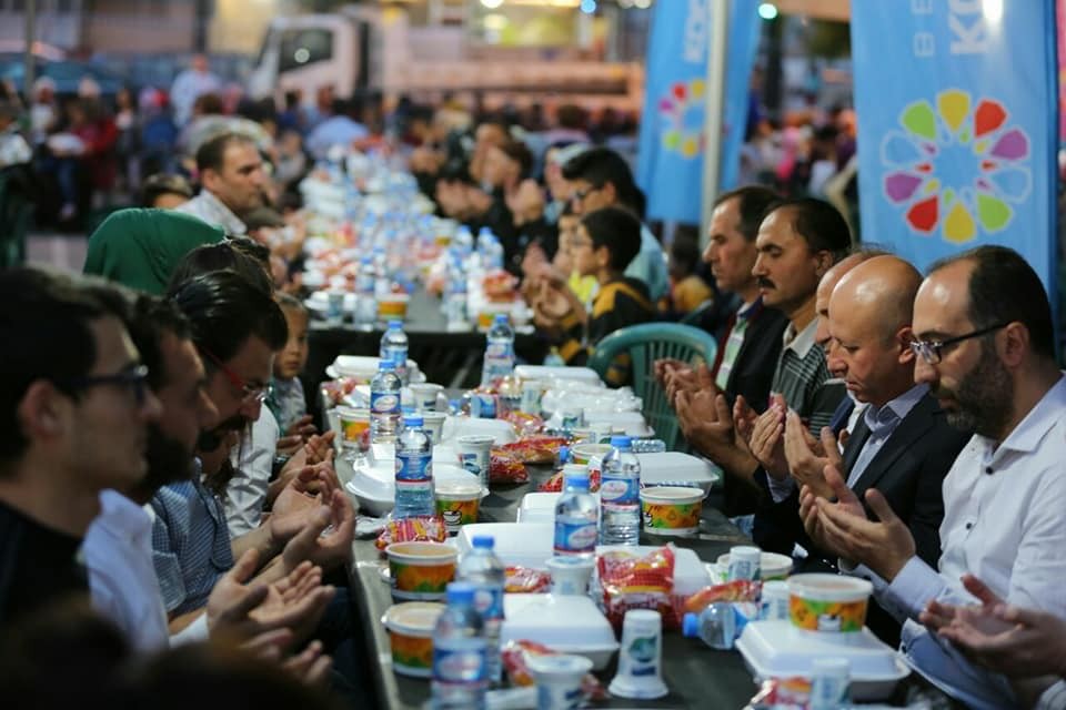 Başkan Çolakbayrakdar iftarda vatandaşlarla birlikte