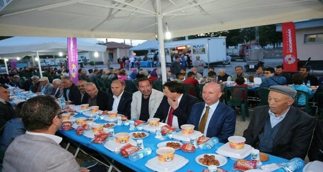 Başkan Çolakbayrakdar, mahalle sakinleriyle eskir ramazanların tadını yaşadı