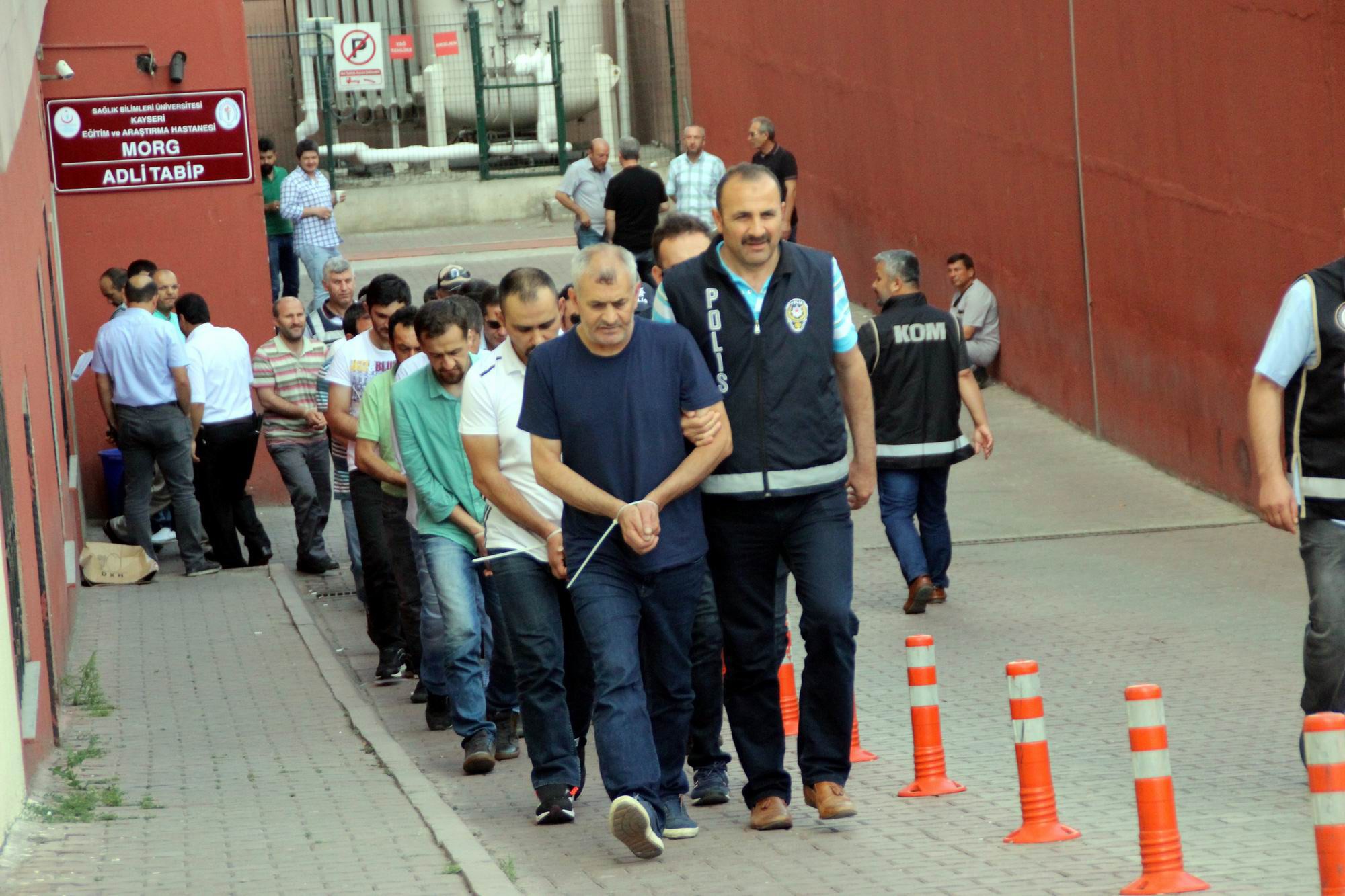 Bylock operasyonunda gözaltına alınan 17 kişi adliyeye çıkarıldı