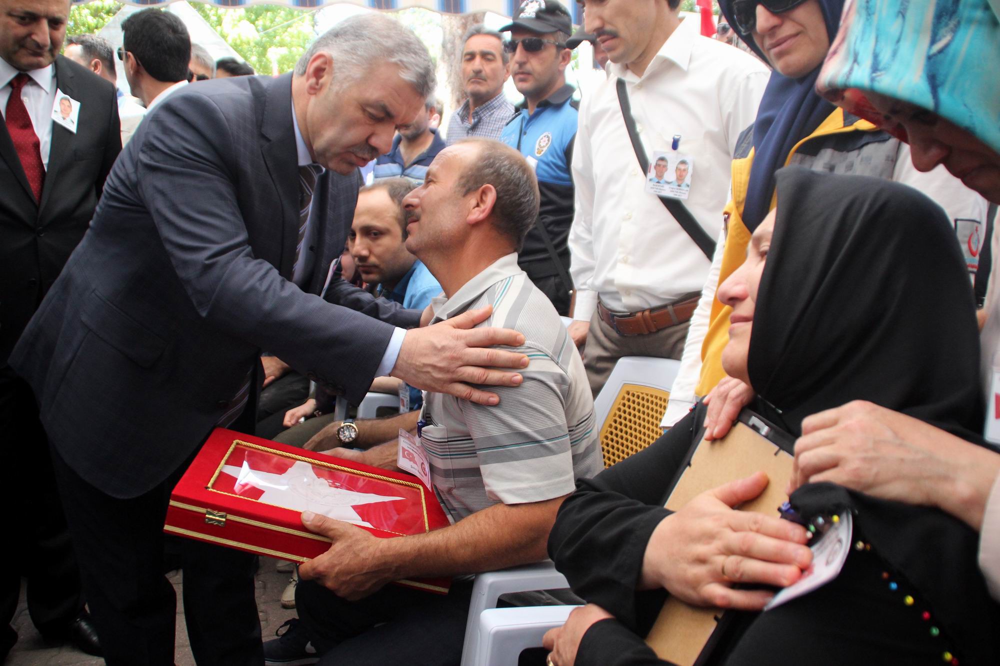 Şehit polis memuru toprağa verildi